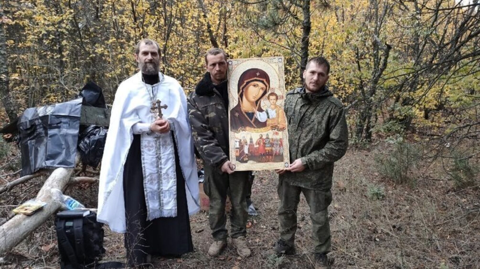 Российский поп крестил военных в мешках для трупов (фото)