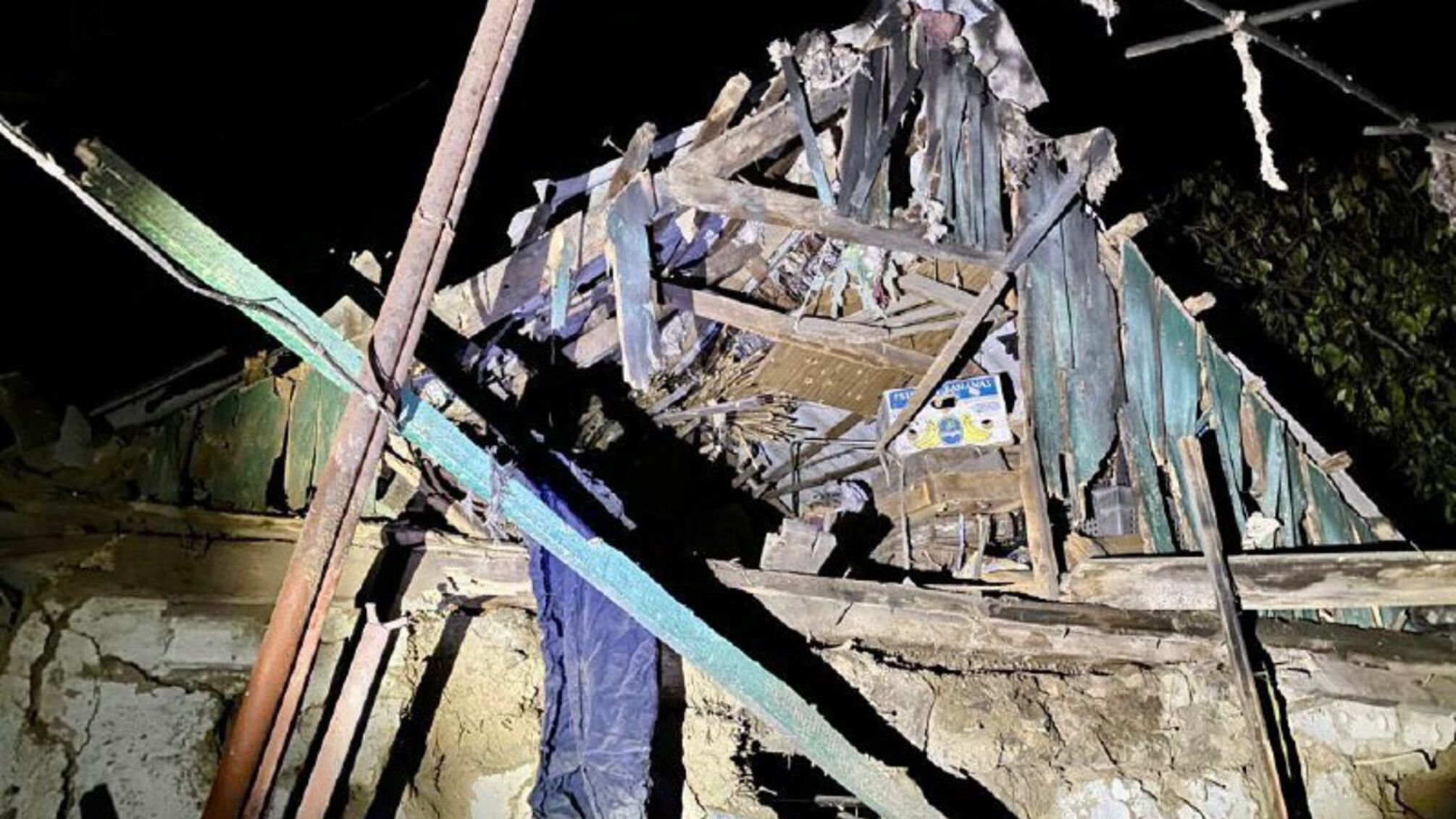 Пошкоджений росіянами приватний будинок в Нікополі 