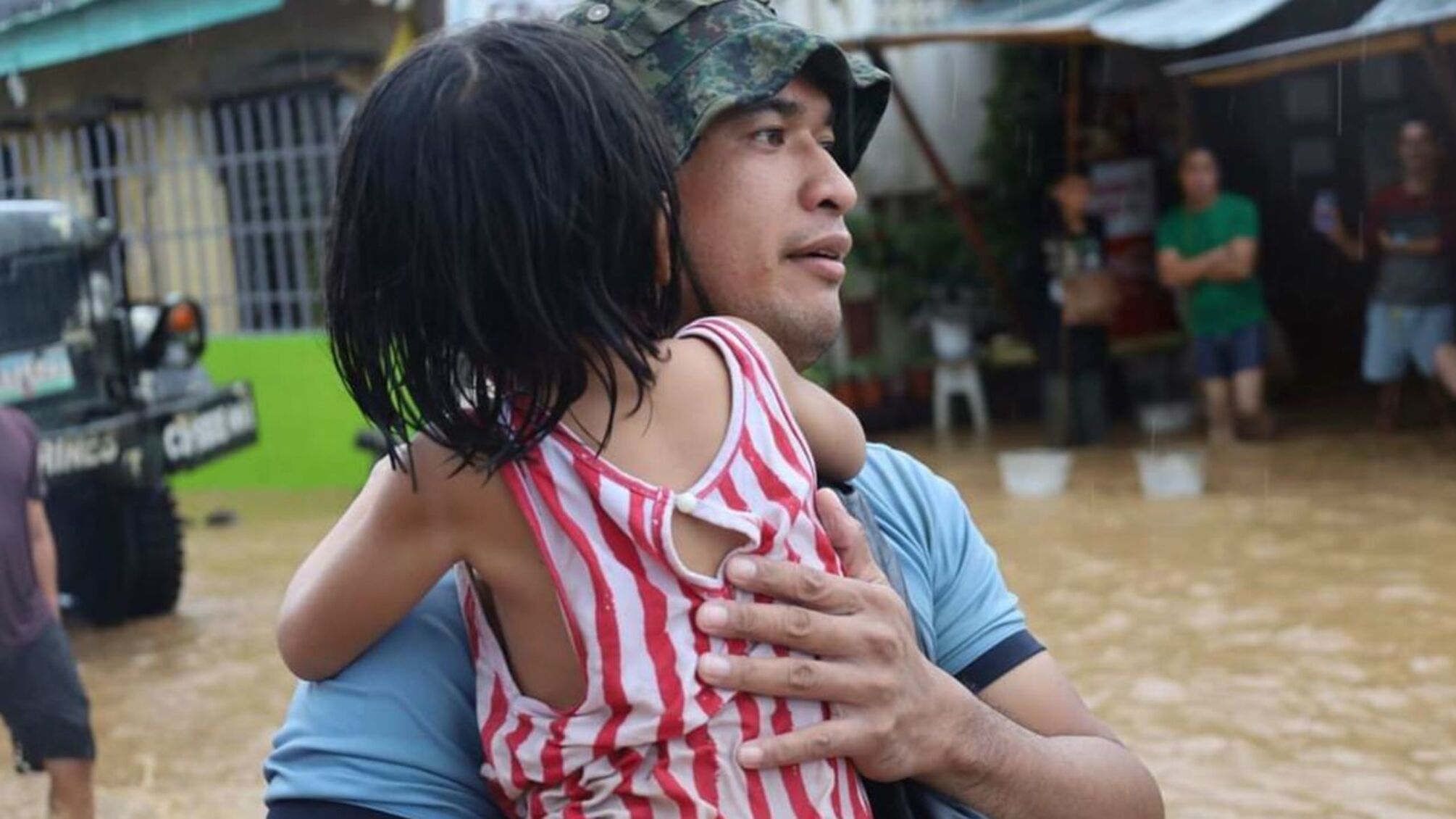 Тропический шторм 'Налгае' обрушился на Филиппины: погибли около 100 человек (фото)