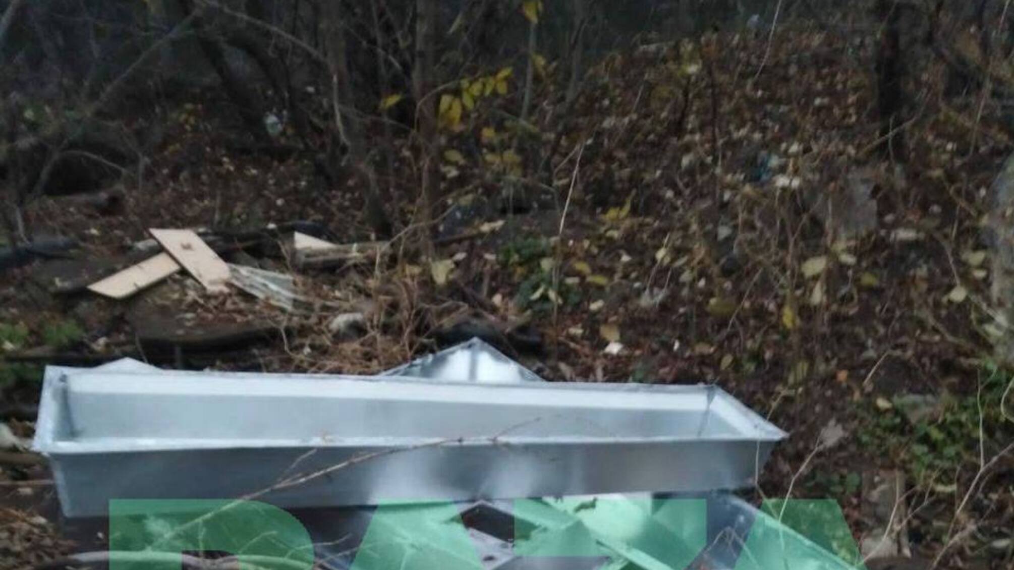 Російські ритуальні служби викидають цинкові труни, в яких везли окупантів, на смітник (фото) 