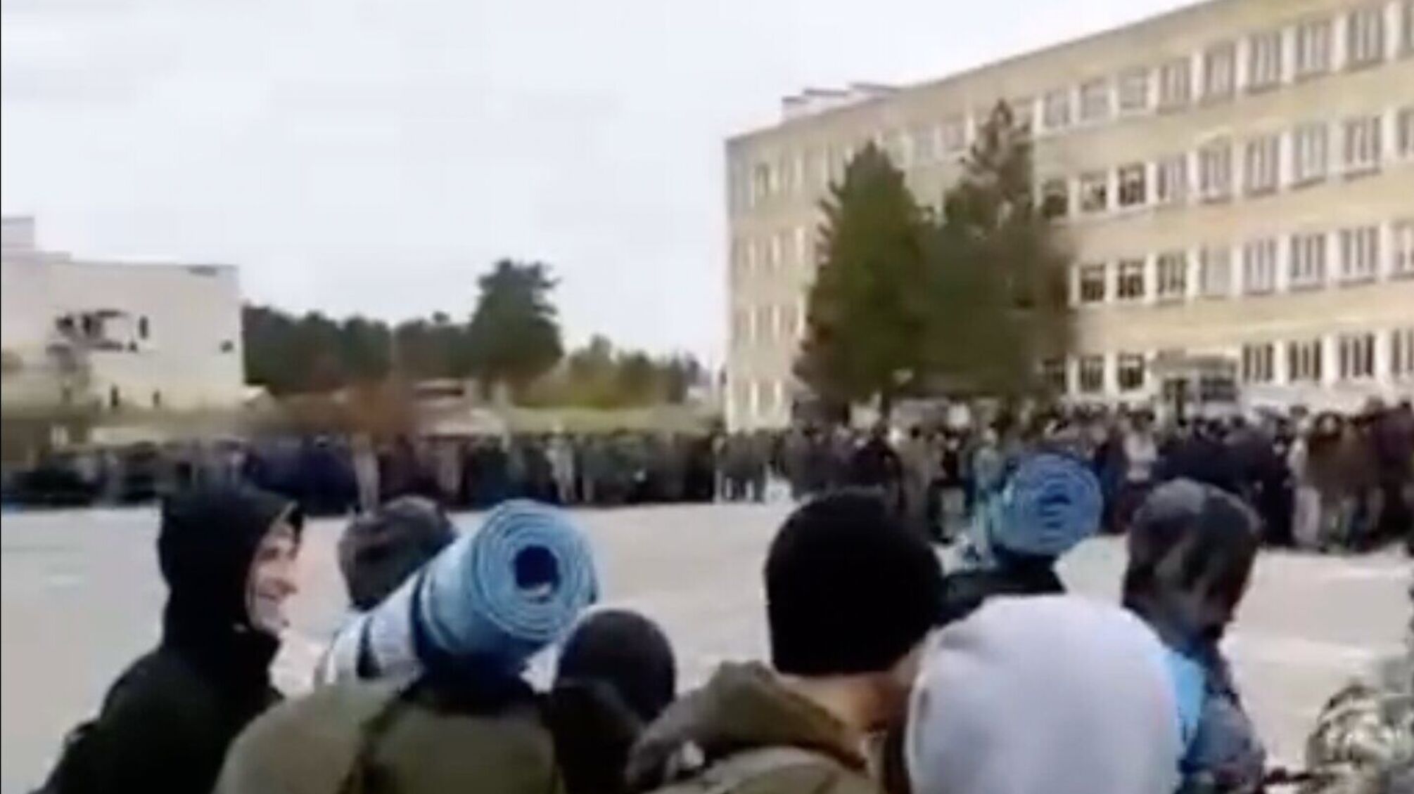 в россии мобилизованных привезли на учебу и сразу начали учить маршировать