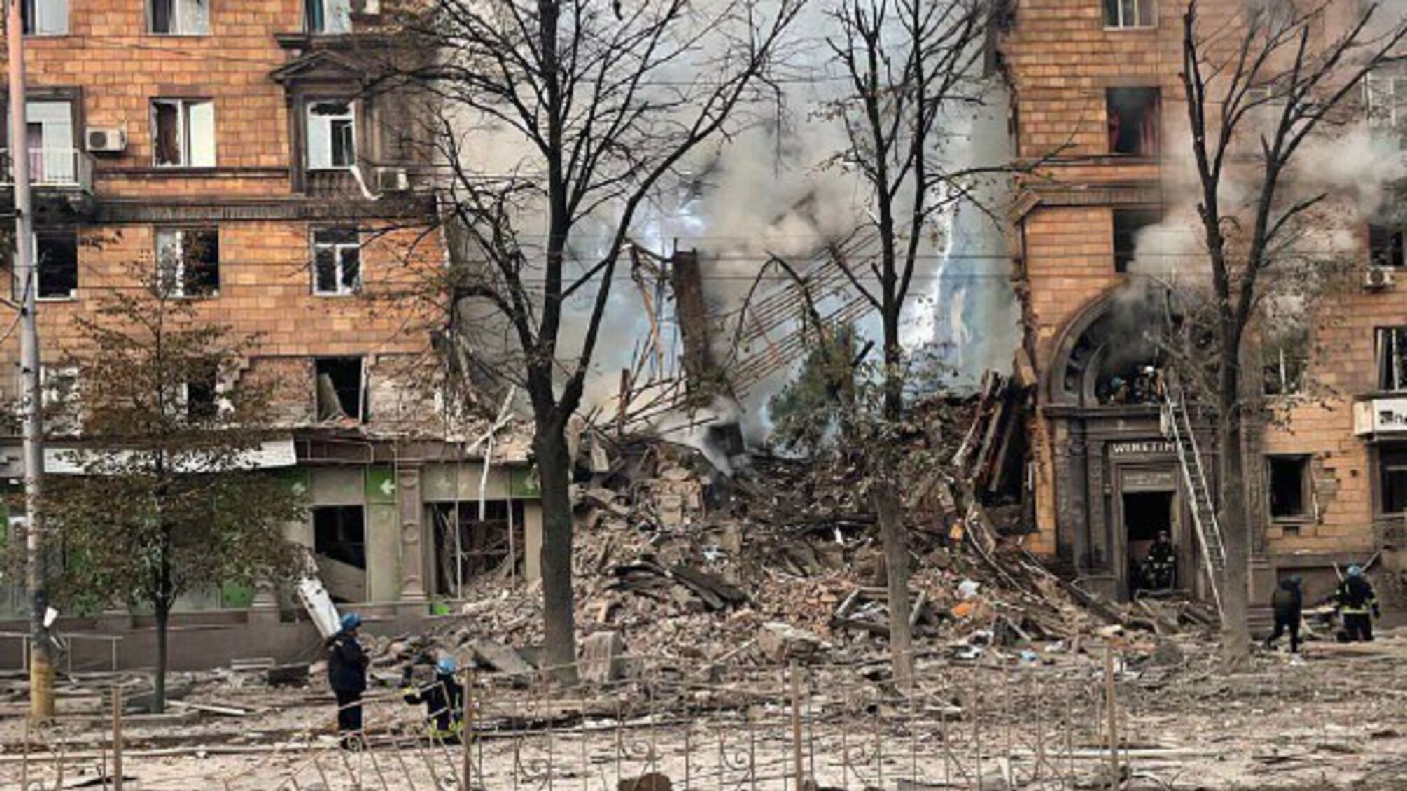 Окупанти обстріляли житлові будинки у Запоріжжі: двоє людей загинуло (фото)