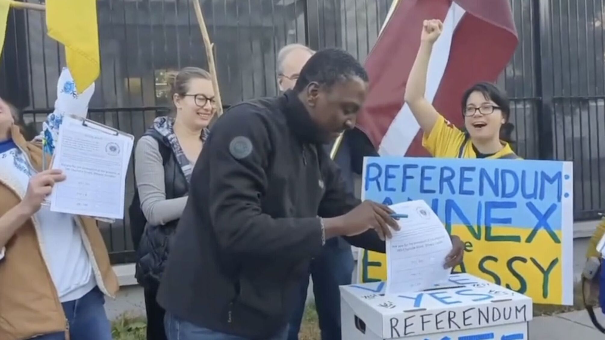 У Канаді провели 'референдум' та проголосували за анексію посольства росії (відео)