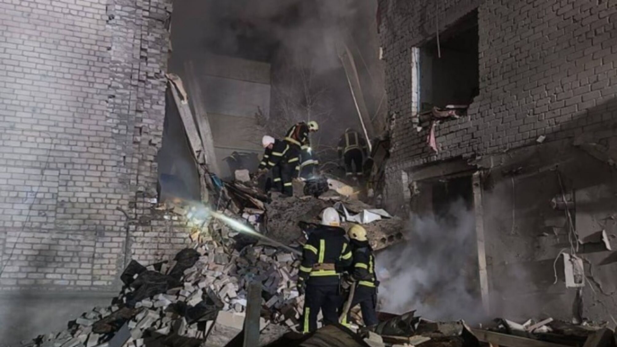 Рятувальники розбирають завали