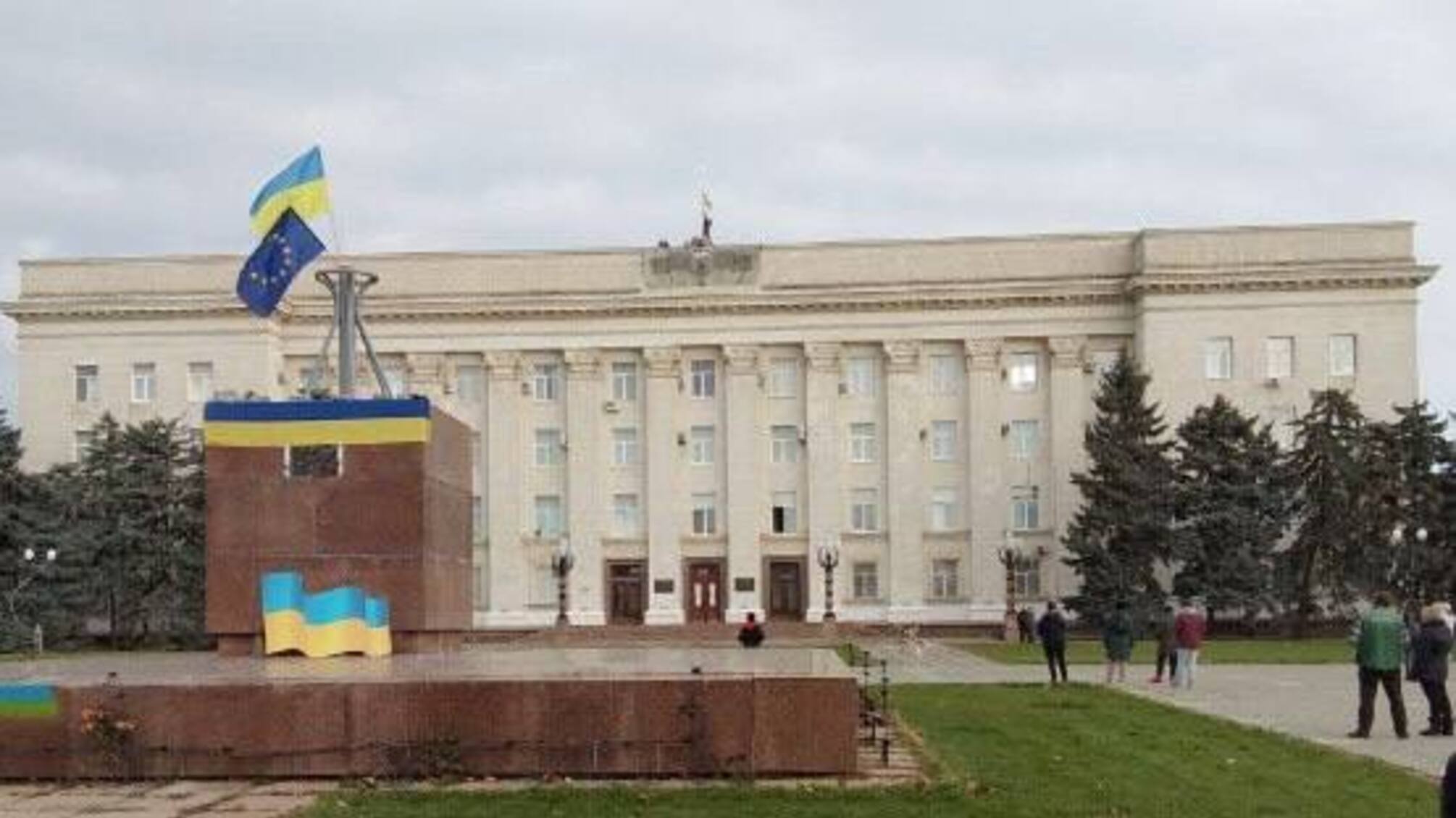 На здании Херсонской ОГА - украинский флаг (фото)