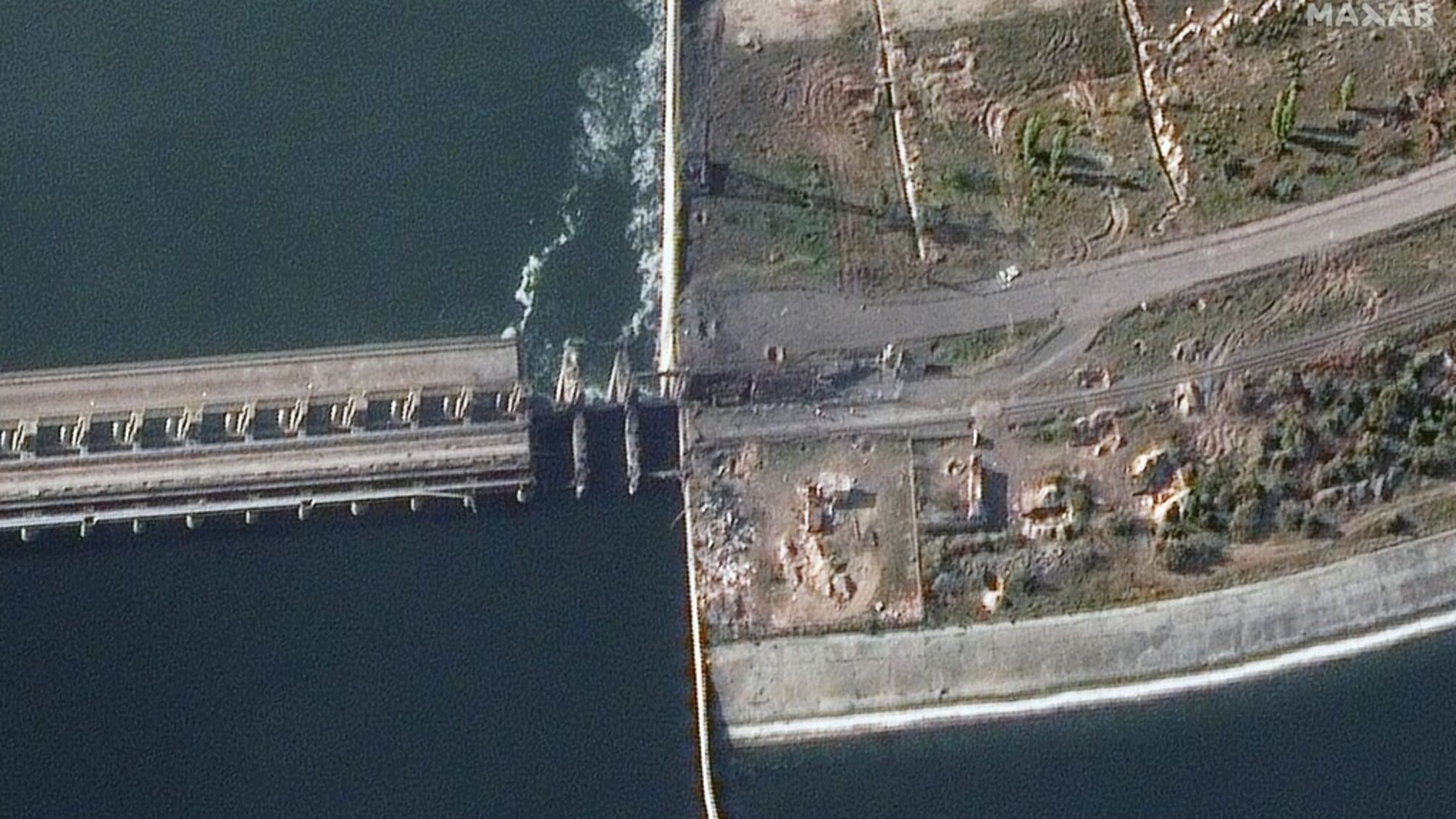 Окупанти пошкодили дамбу в Новій Каховці, – супутникові знімки Maxar Technologies