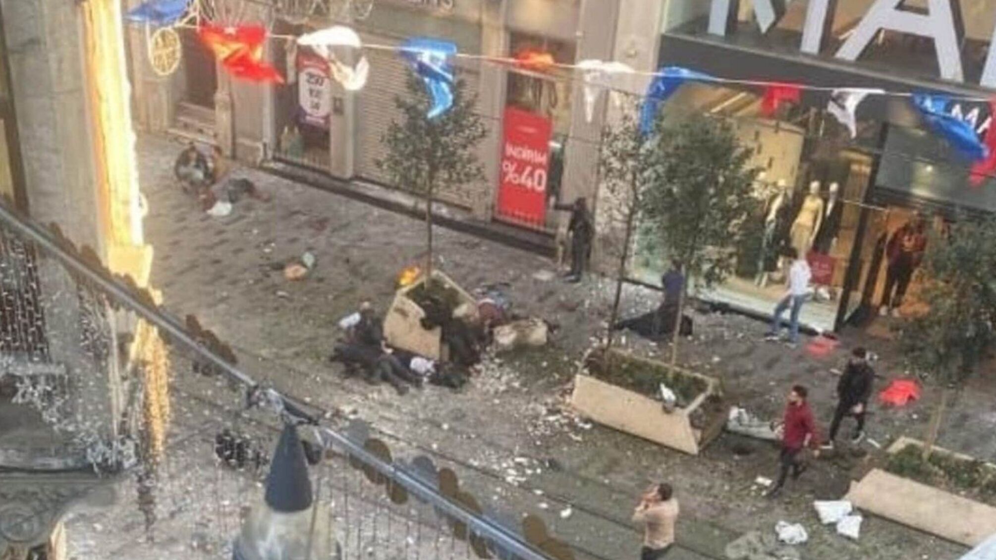 Біля консульства Росії в Стамбулі пролунав вибух: є загиблі та поранені (відео)