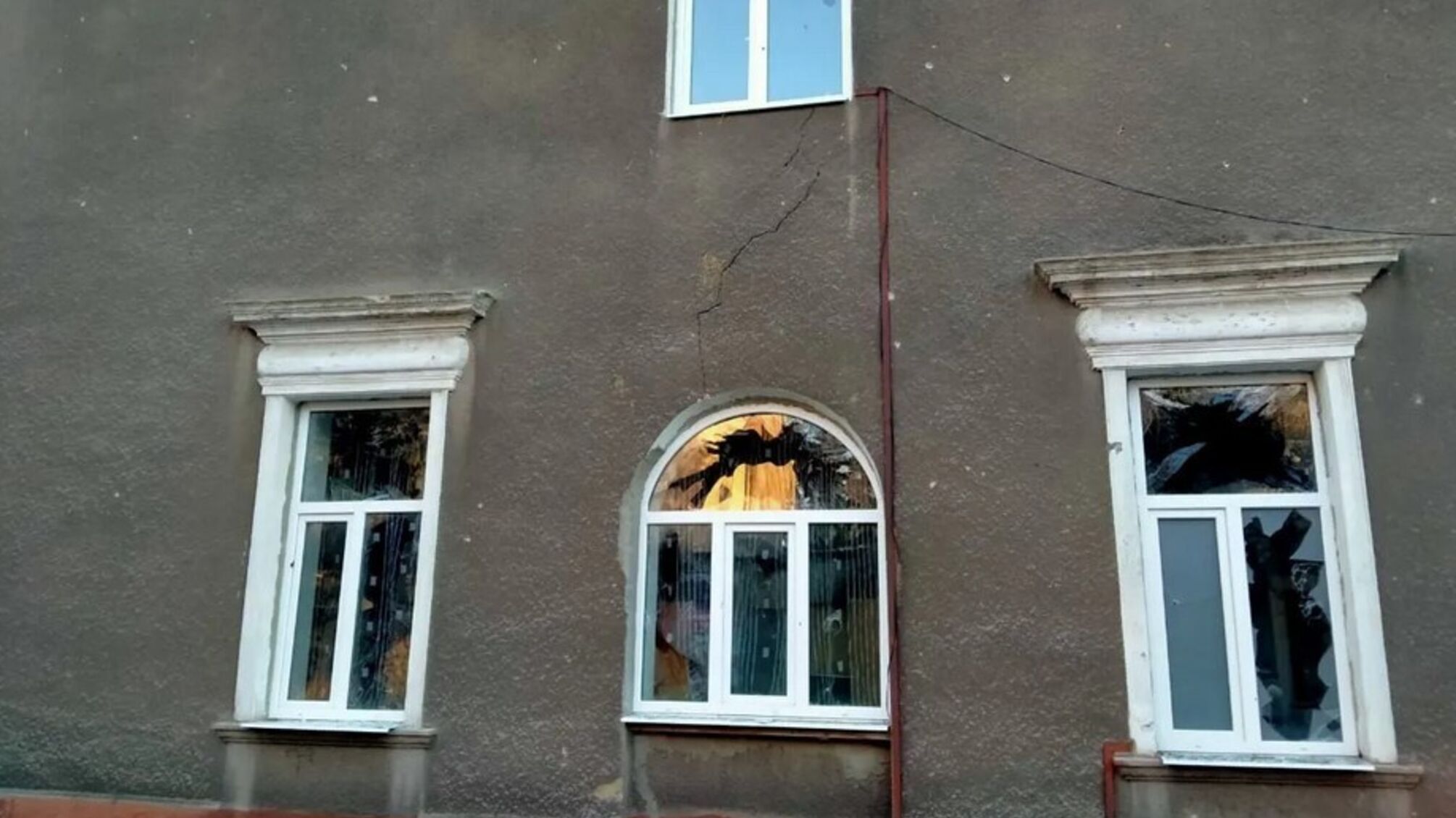 Армия рф изрешетила больницу и роддом в Торецке