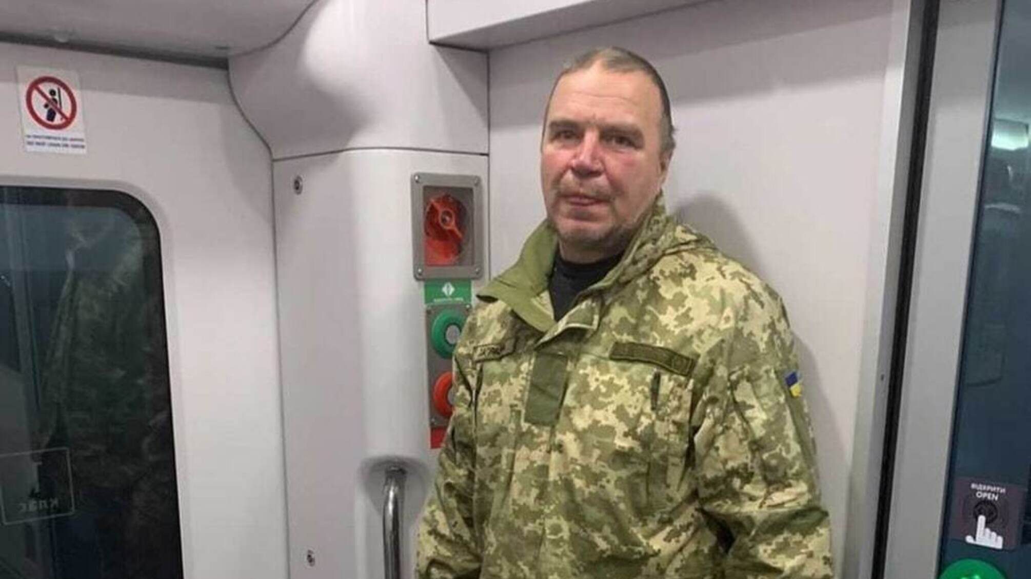 військовий в тамбурі
