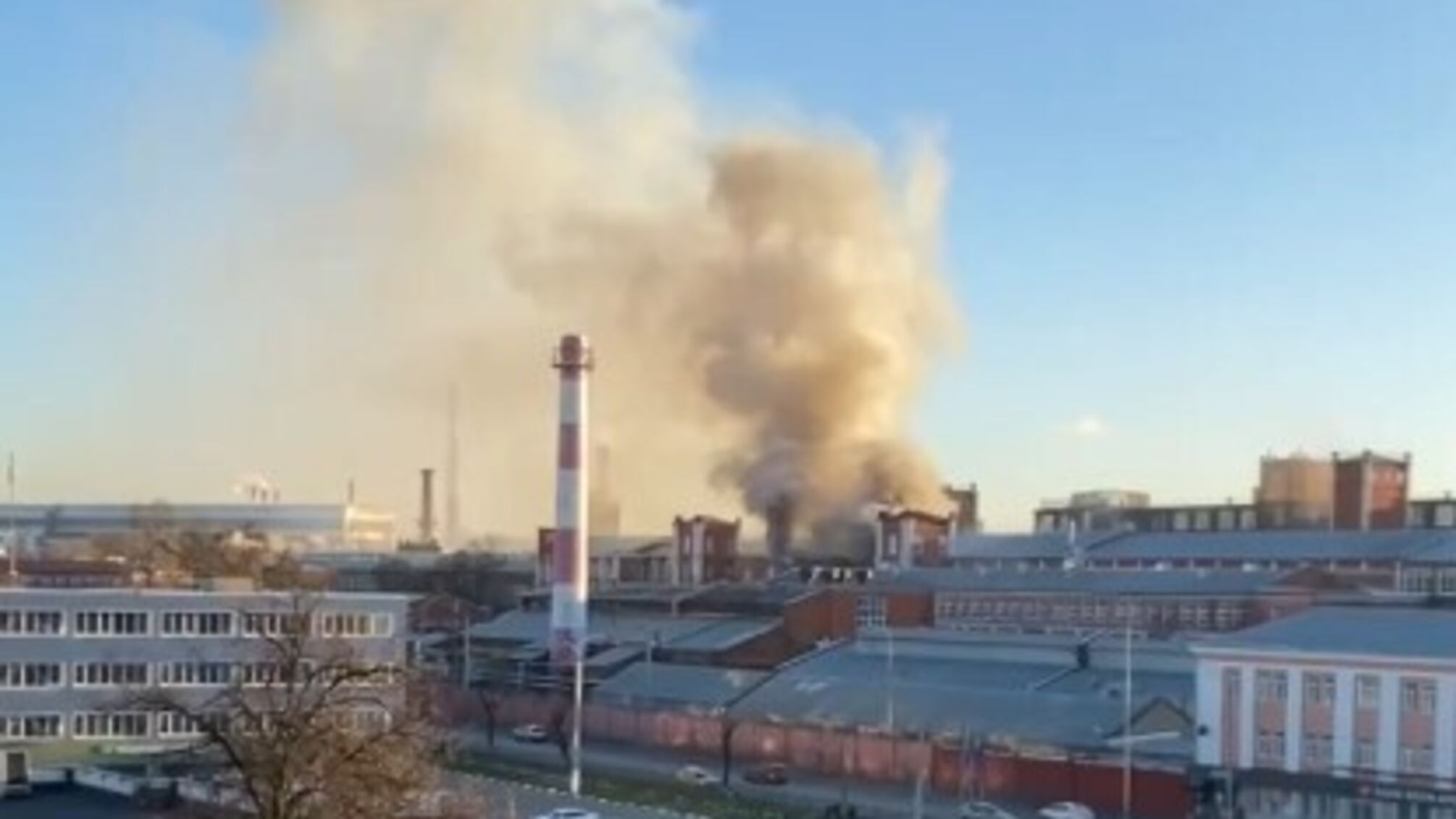 Возле Москвы серьезный пожар на территории бывшего завода 'Зингер': сложность уже достигла третьего ранга