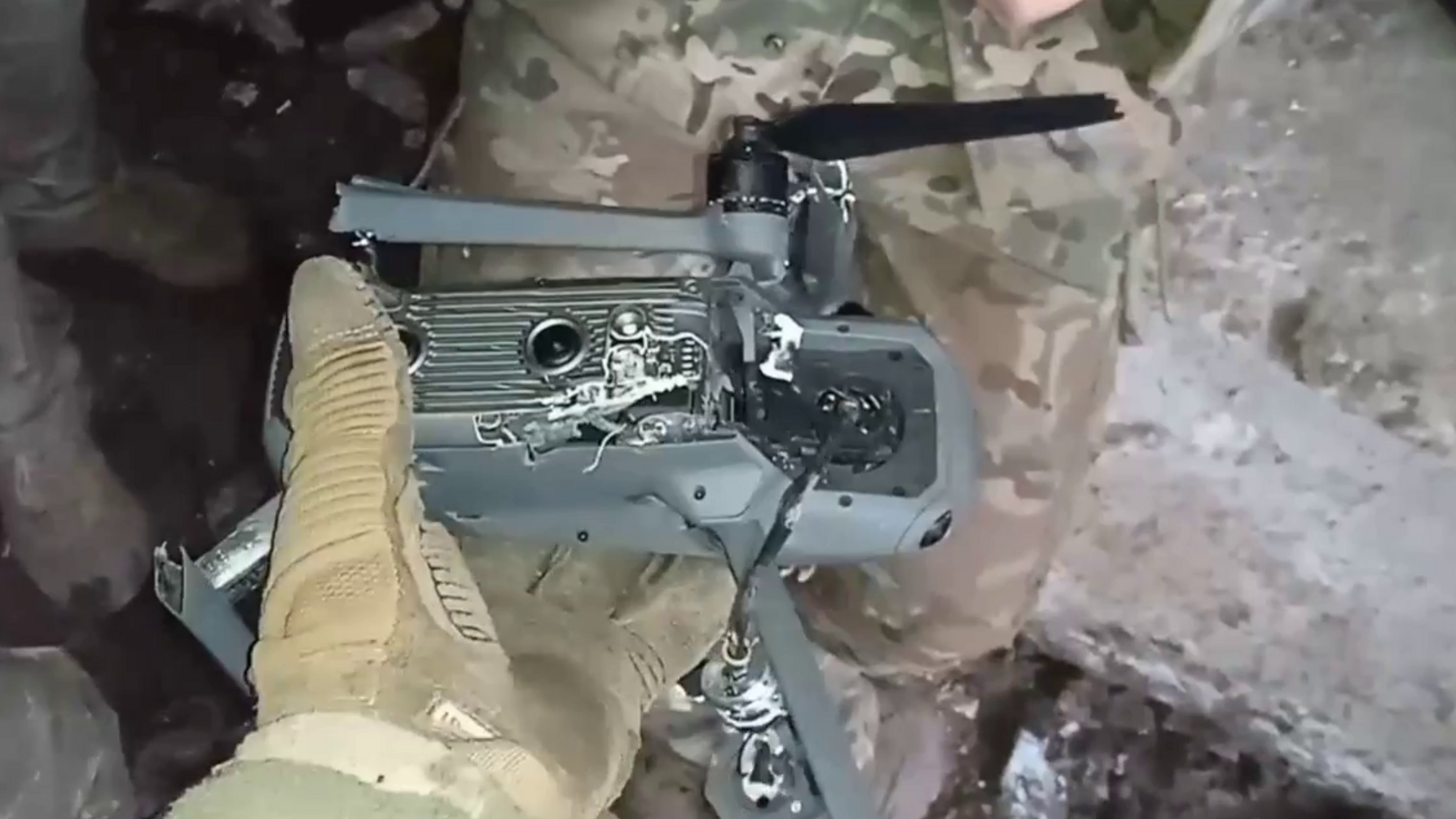 Морські піхотинці з Миколаївщини 'посадили' ворожий БПЛА за допомогою антидронової рушниці (відео)