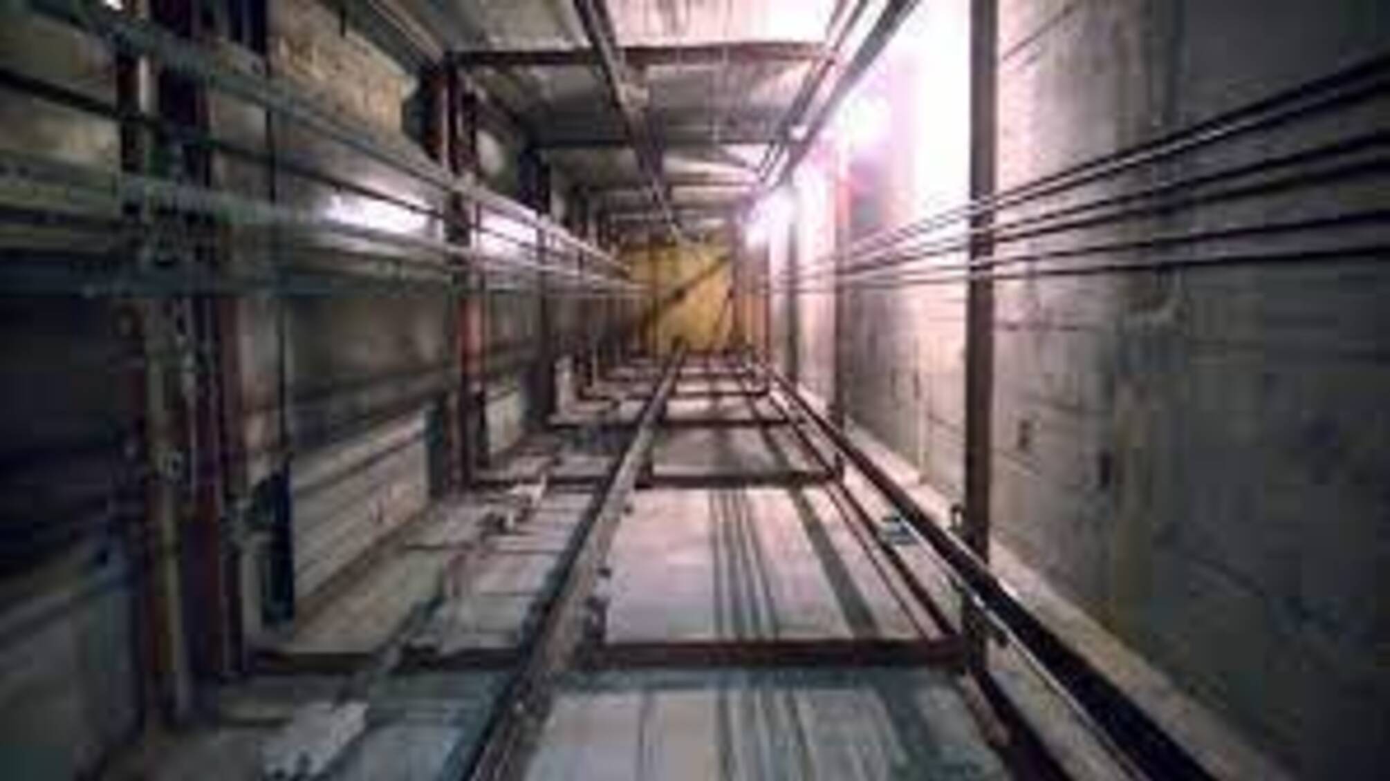 Киевлянин упал в шахту лифта, когда отключили свет: подробности
