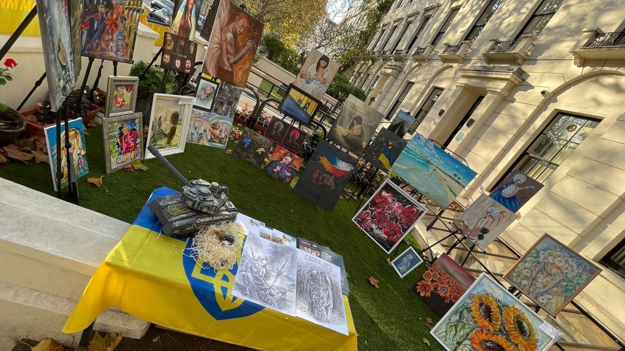 Прославляют Украину: в Лондоне волонтеры организуют выставки украинских художников