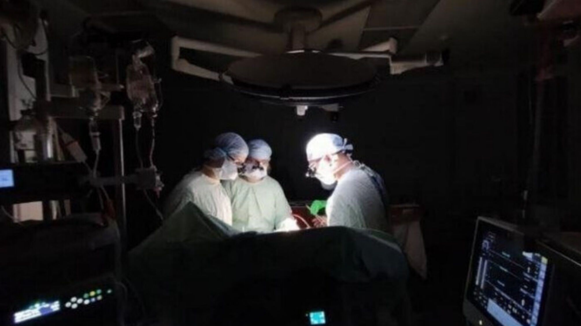 Во Львове хирурги без электроэнергии провели сверхсложную операцию на сердце (фото)