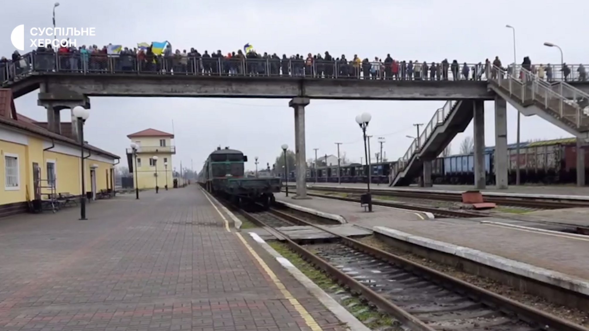 'Поезд победы': в Херсон впервые с начала вторжения прибыл пассажирский состав (видео)