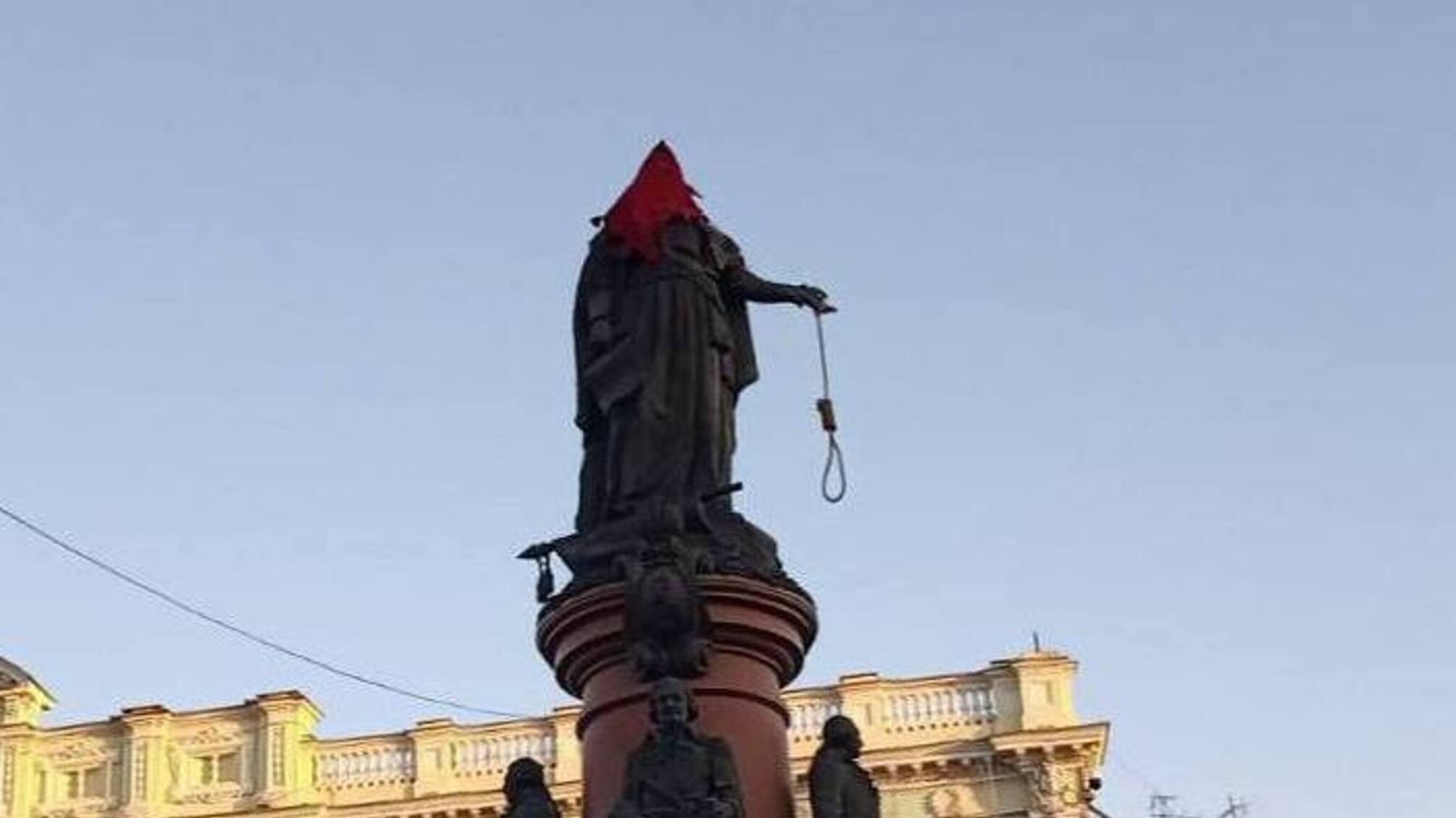 На Екатерину II надели колпак палача: жители Одессы 'обновили' памятник российской императрице
