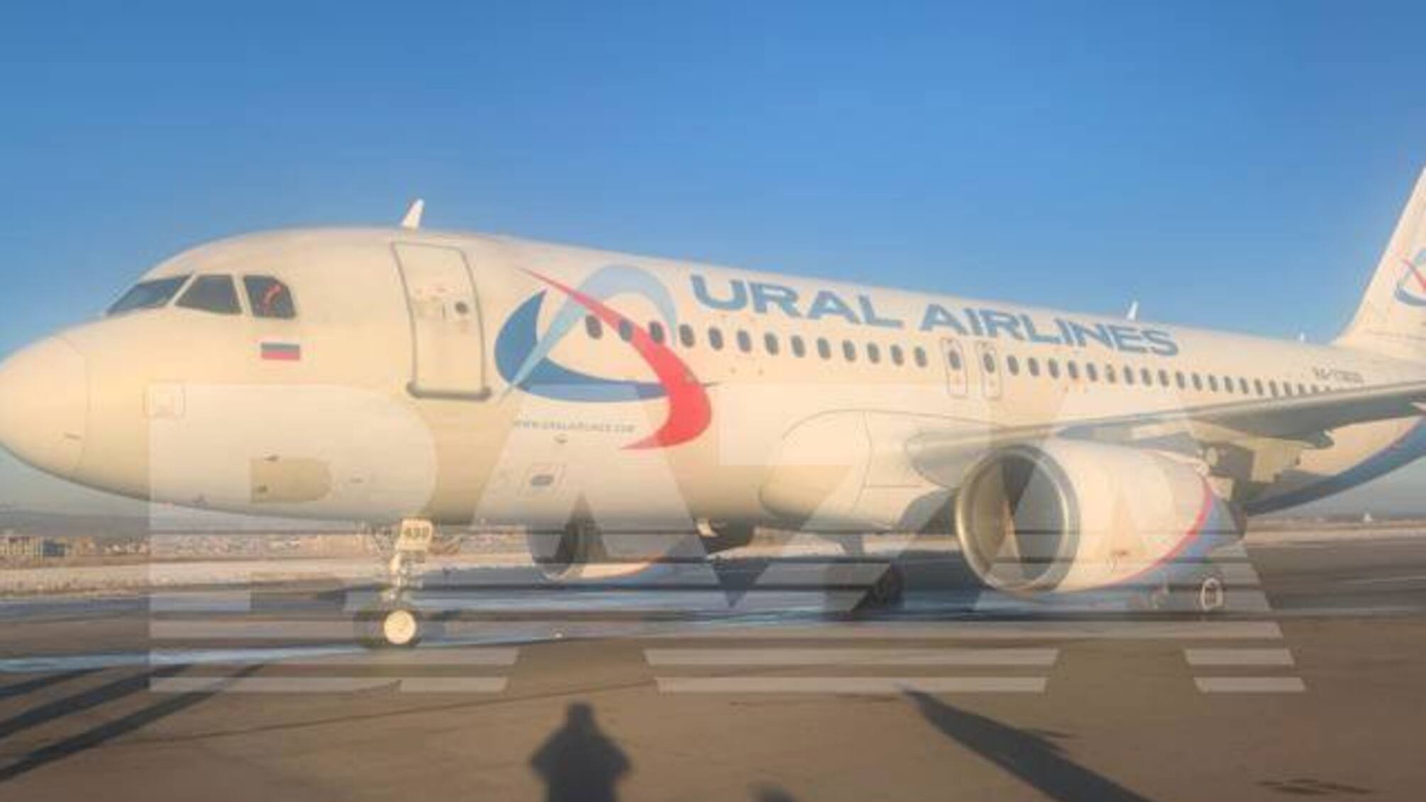 В российском Иркутске у самолета лопнули четыре колеса