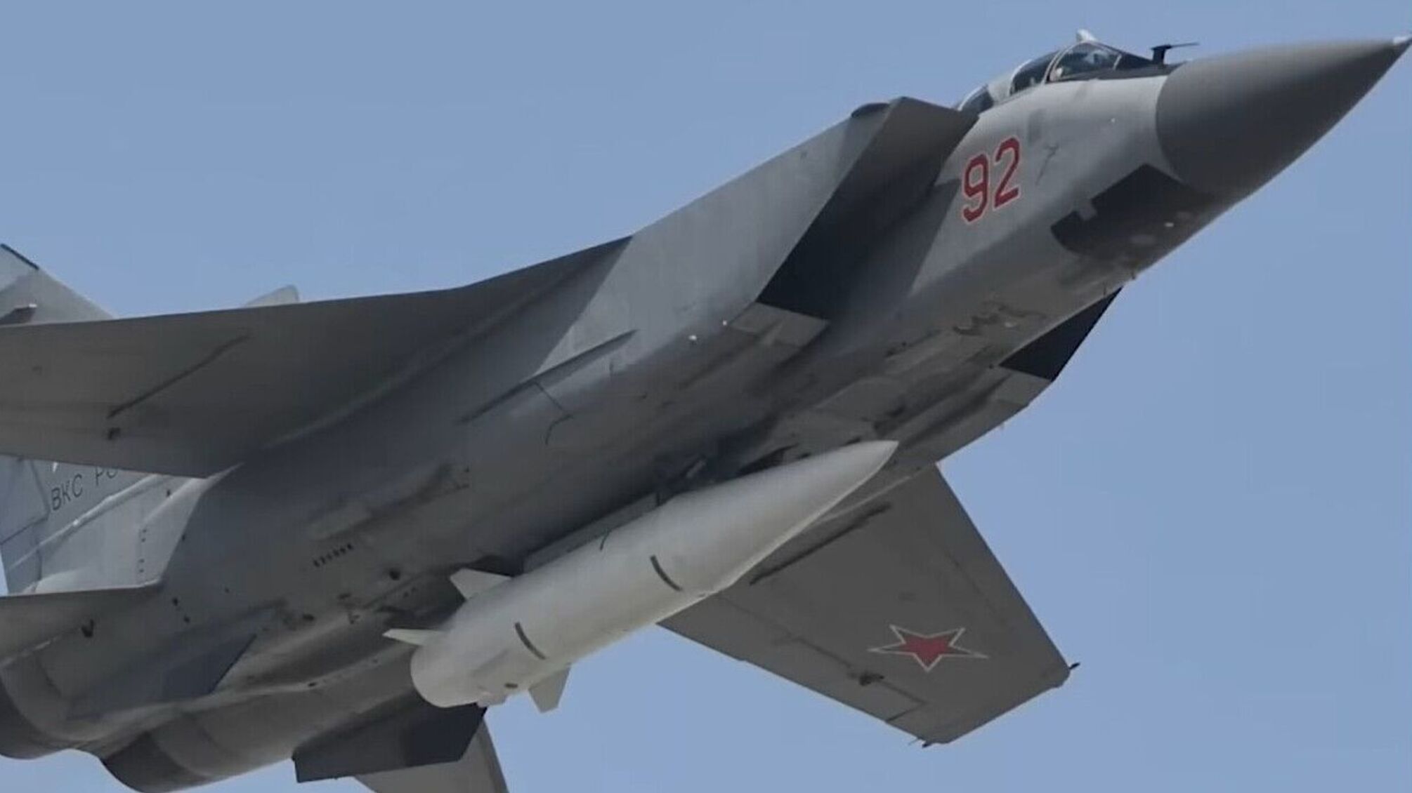 В Беларуси зафиксировали российские самолеты МиГ-31К, вероятно, с ракетами 'Кинжал' - спутниковые снимки