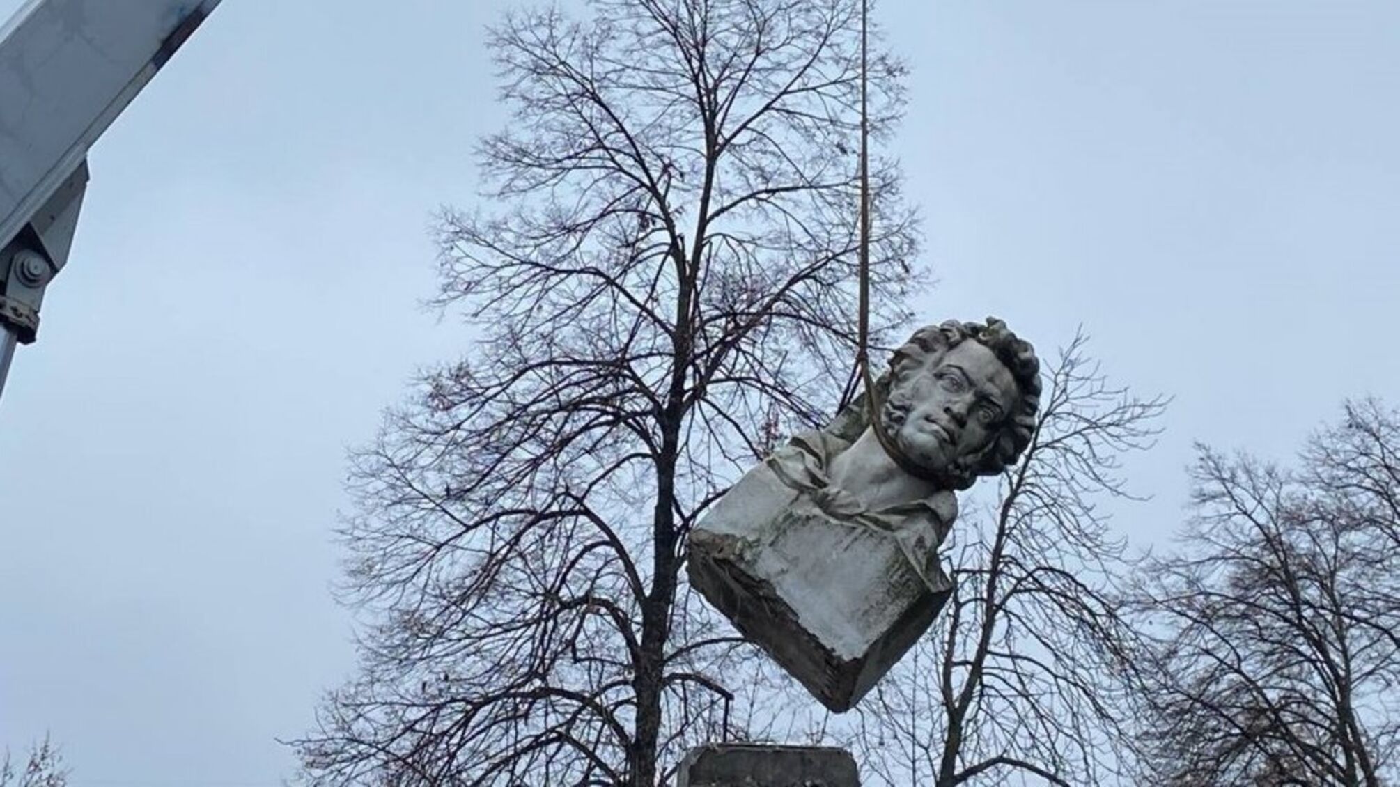 У Кременчуці знесли пам'ятник Пушкіну (фото)