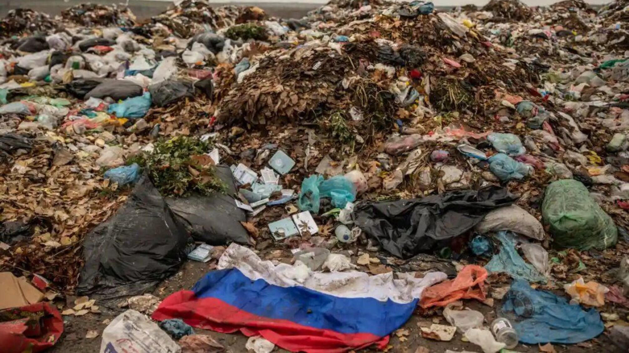 Росіяни у Херсоні спалювали тіла своїх військових та викидали їх на сміттєзвалище (фото)