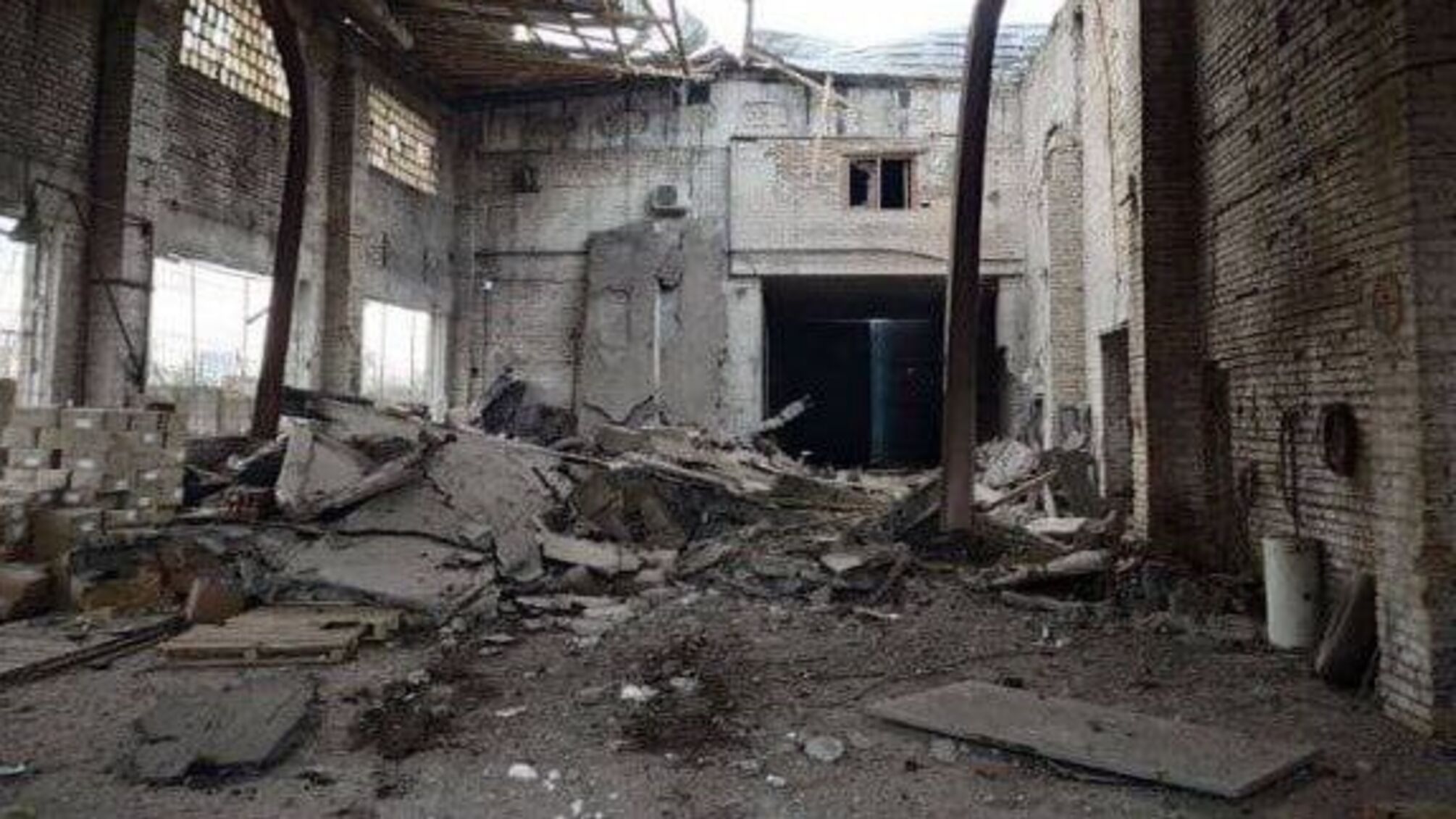 Сгорело все: как выглядит военная база россиян под Мелитополем после обстрела ВСУ (фото)