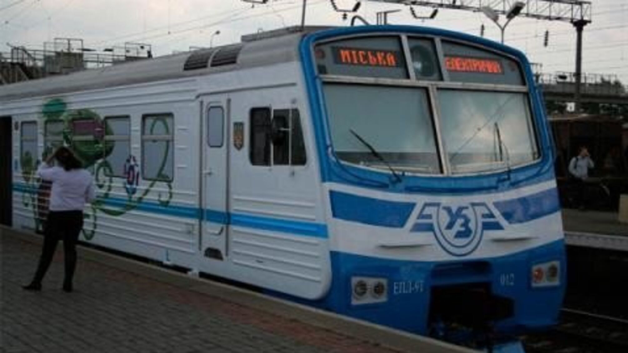 У київській електричці чоловік жорстко побив фанатку путіна