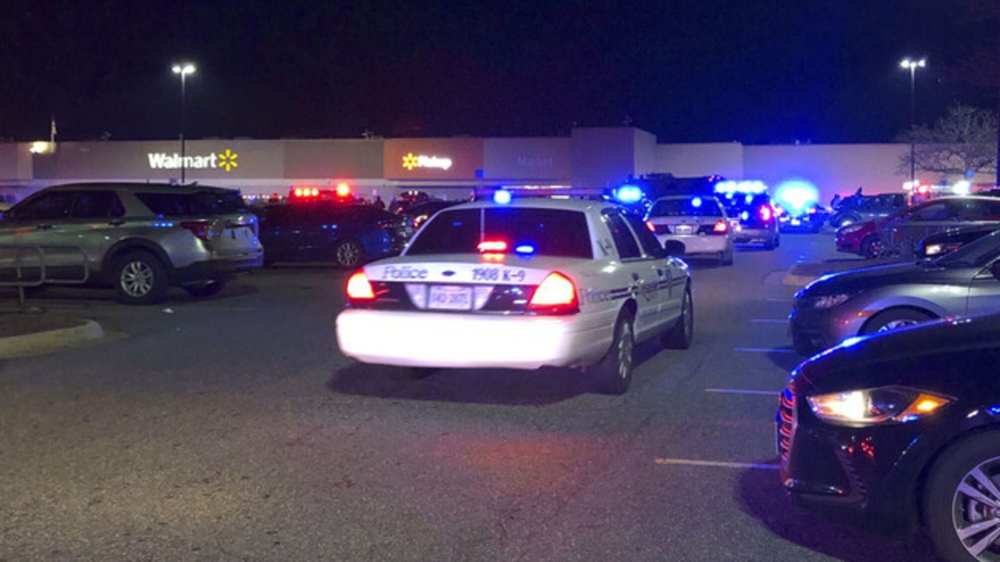 У США озброєний чоловік відкрив вогонь в супермаркеті Walmart: є загиблі (фото, відео)