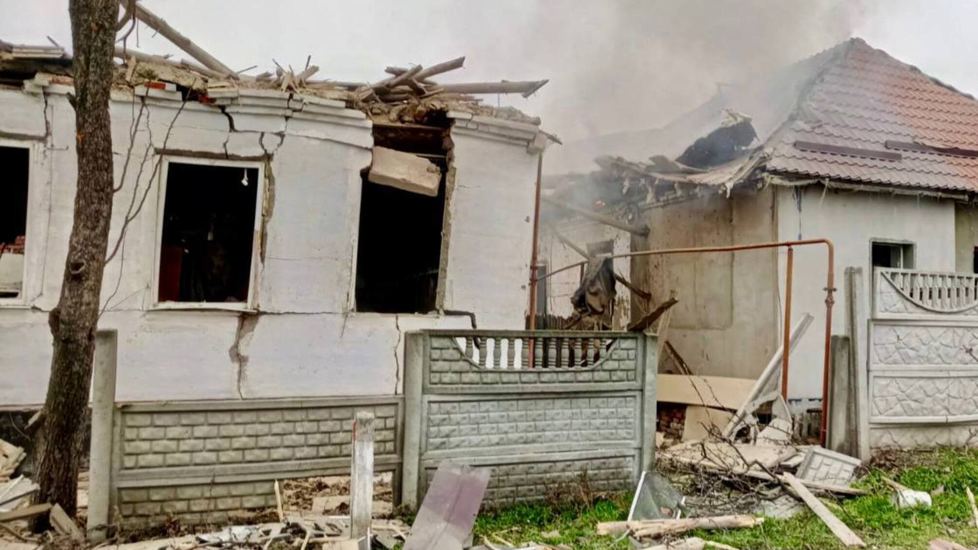 Взрыв в Днепре: россияне ударили по жилому кварталу, есть пострадавшие гражданские (фото)