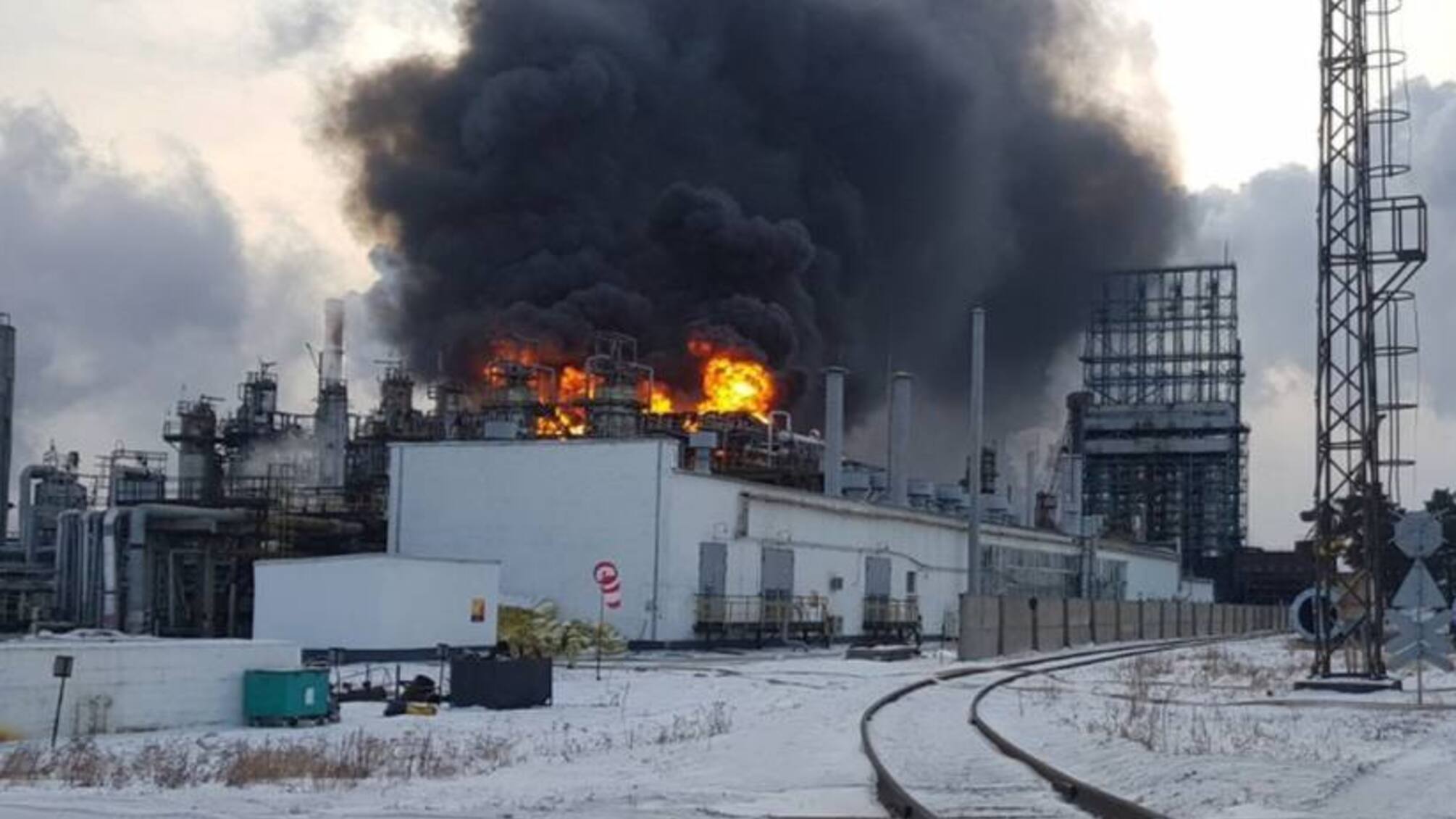 Сибирский хлопок: в российском Ангарске вспыхнул пожар на нефтеперерабатывающем заводе (видео)