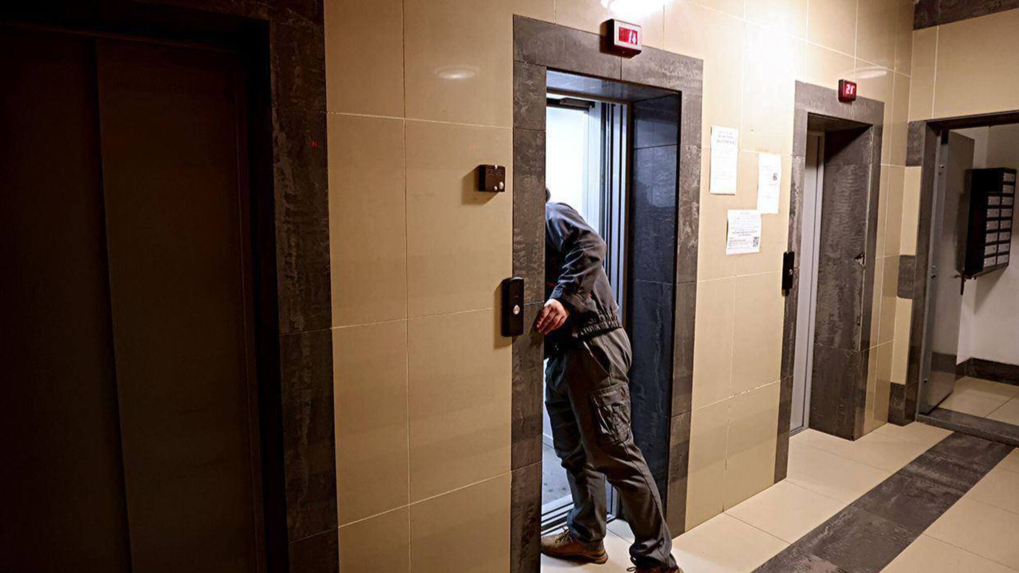 У Києві жінка ледь не народила у заблокованому ліфті: деталі 