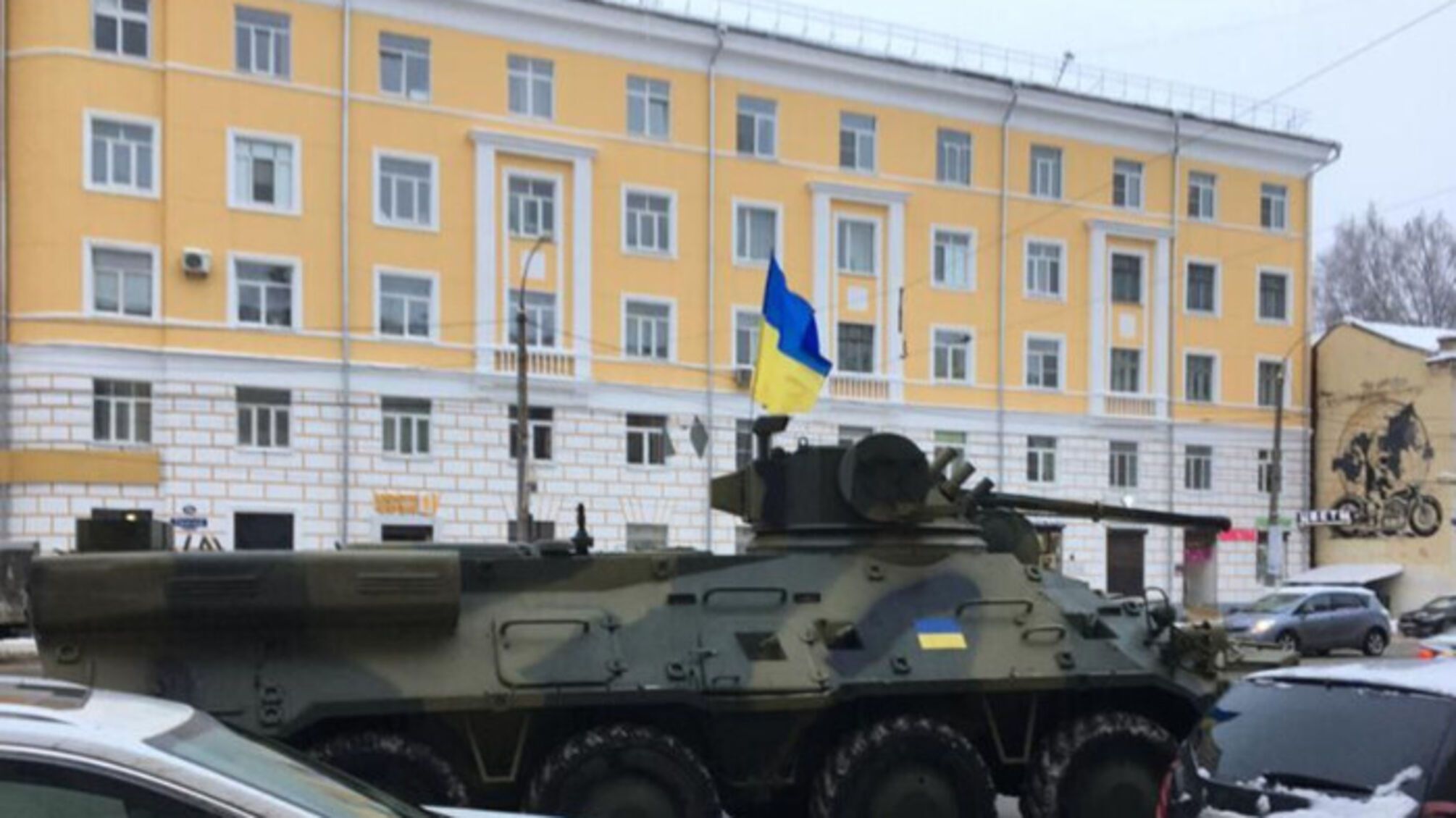В российской Твери, на улицах, стоит военная техника с украинскими флагами (фото, видео)