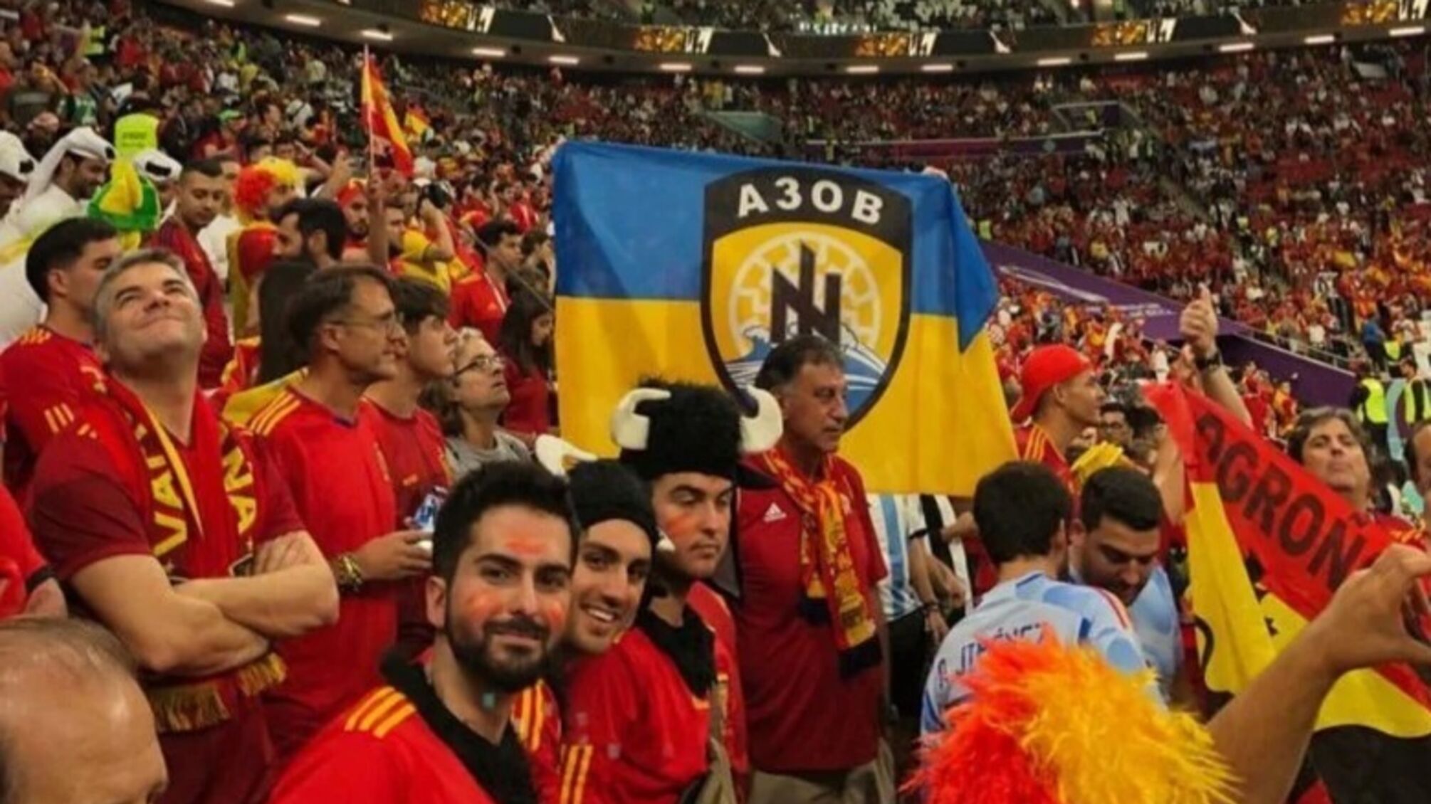 ФІФА відібрала у фанатів прапор Азова на ЧС-2022