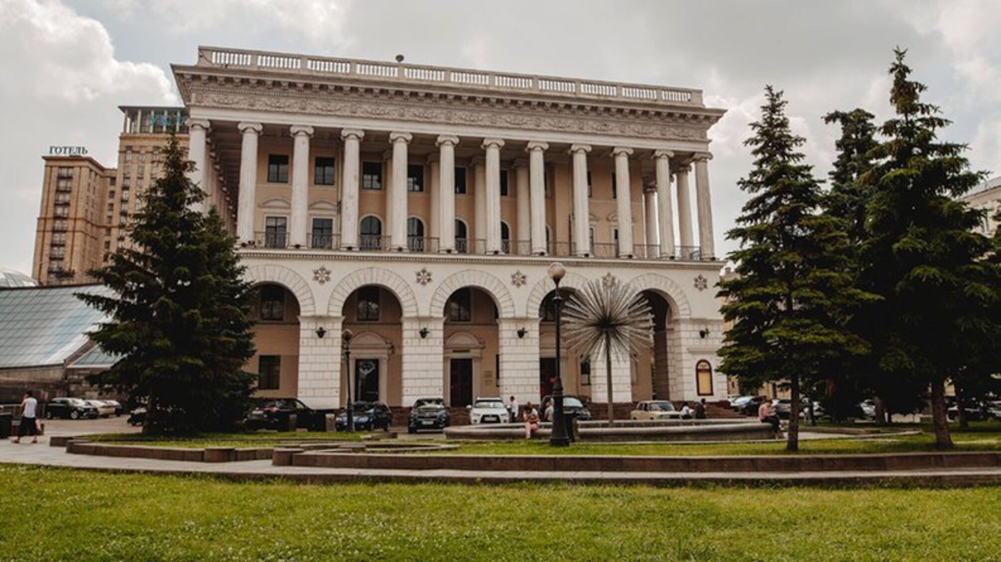 Музакадемия находится в центре Киева, возле Майдана Незалежности