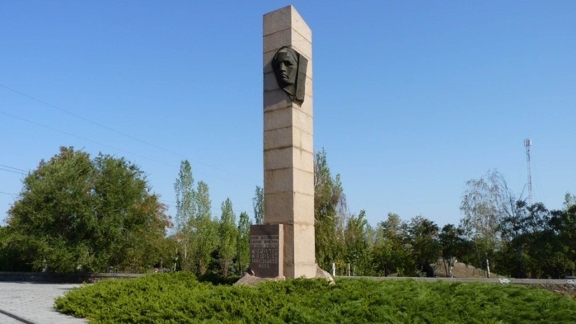 Так підірваний обеліск виглядав раніше