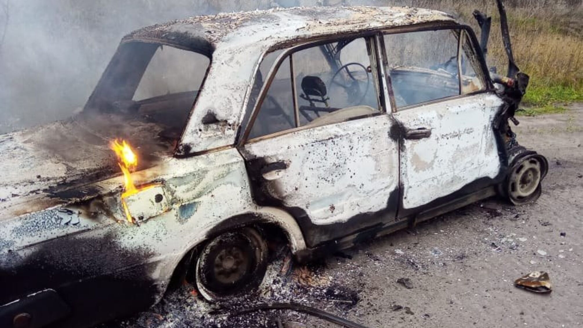 Російський снаряд влучив у цивільний автомобіль на Харківщині: водія поранено