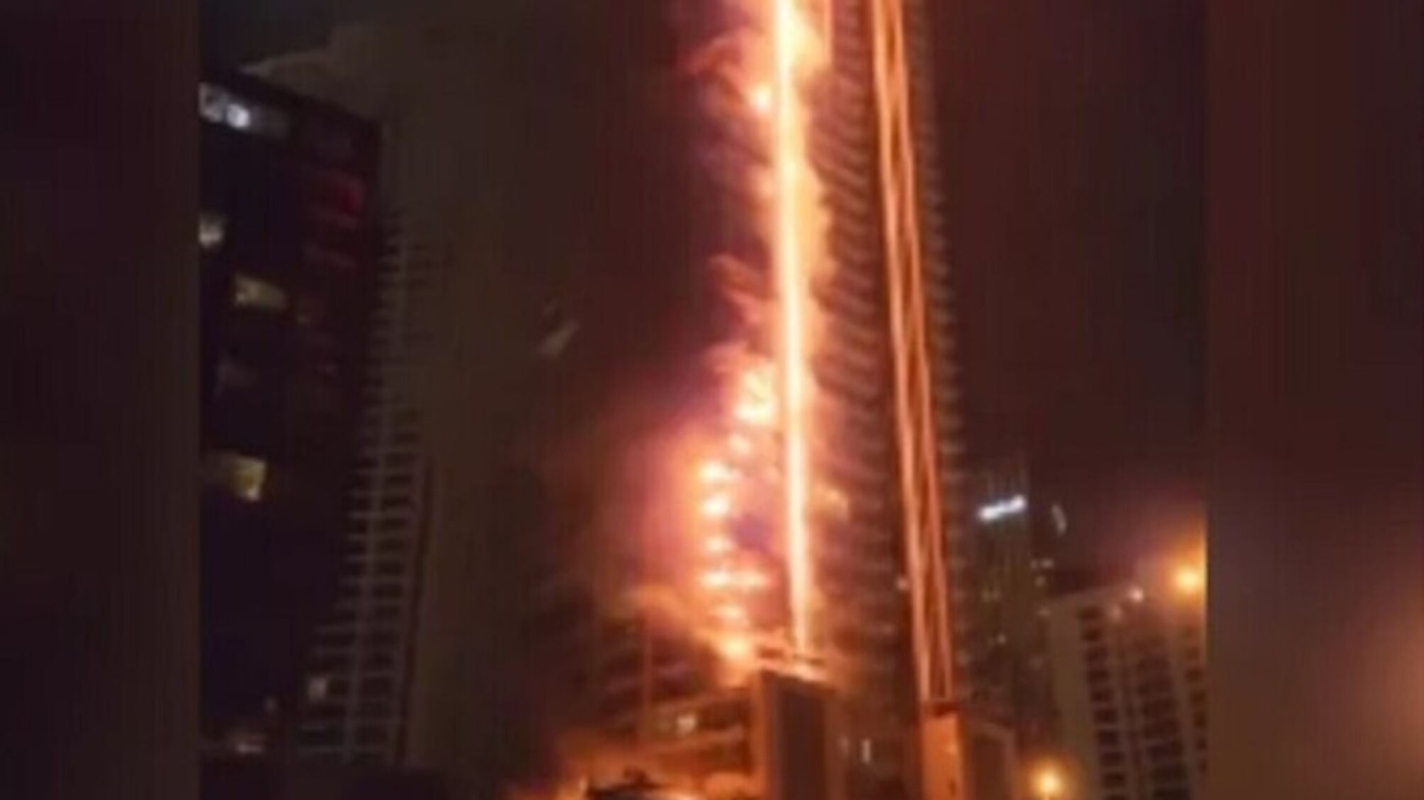 У Дубаї велика пожежа в 35-метровому хмарочосі (відео)