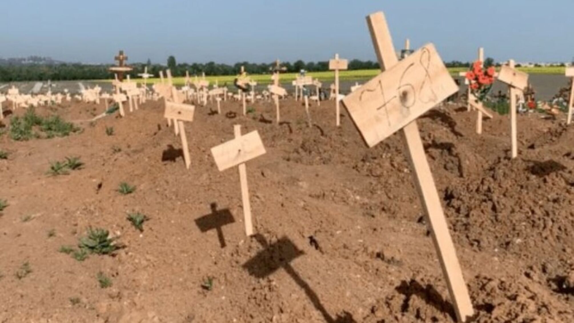 С начала войны вблизи Мариуполя было выкопано более 4600 могил.