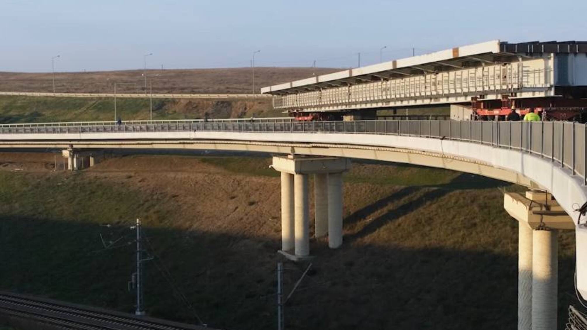 На кримський міст привезли конструкцію, яка має замінити зруйновану частину автодороги 