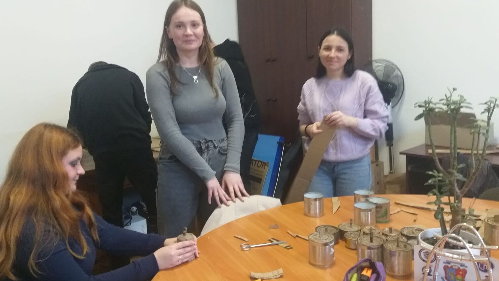 Тепло сердець: у Львові студенти разом з волонтерами виготовляють окопні свічки
