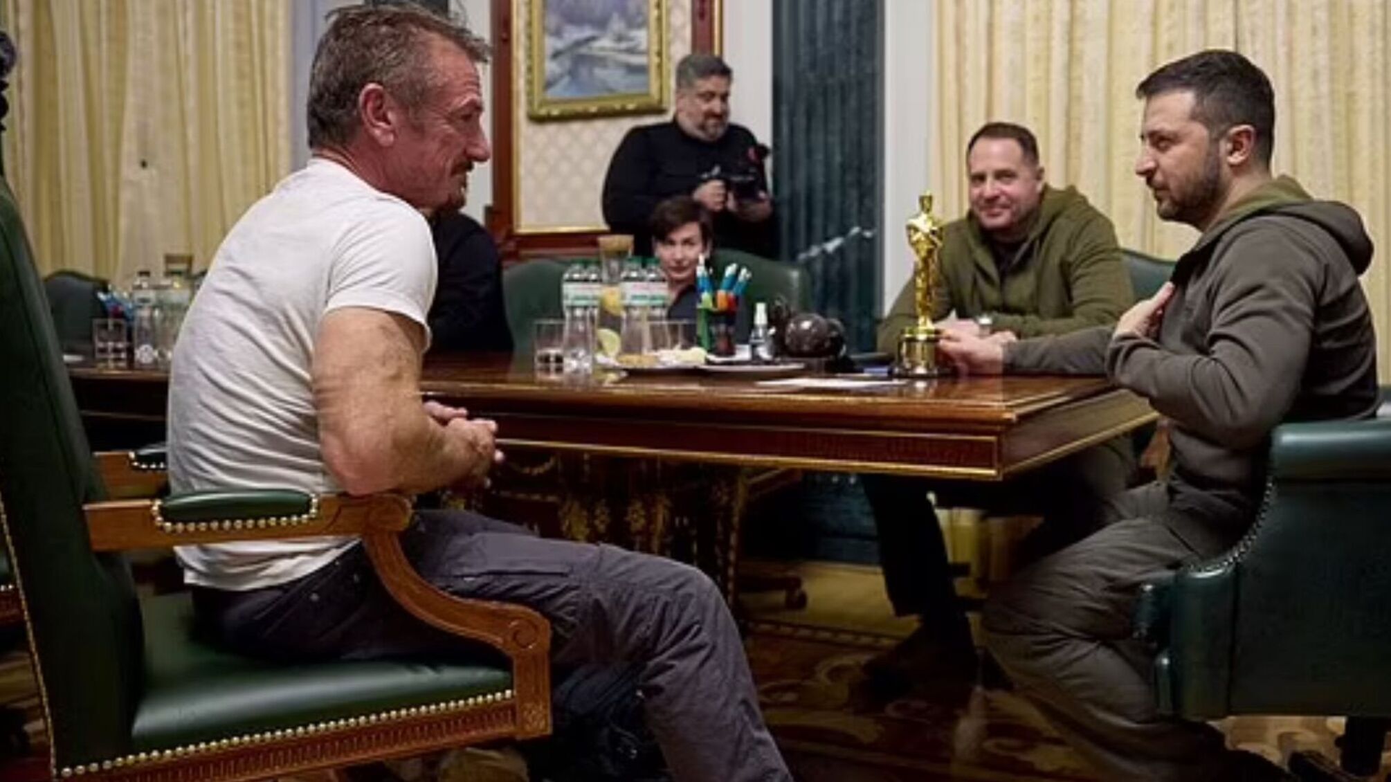 До перемоги України: Шон Пенн залишив Зеленському свій 'Оскар' (фото)