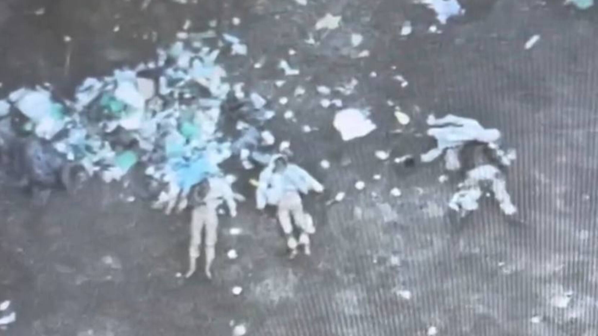 Оккупанты покинули голые тела своих собратьев посреди мусора