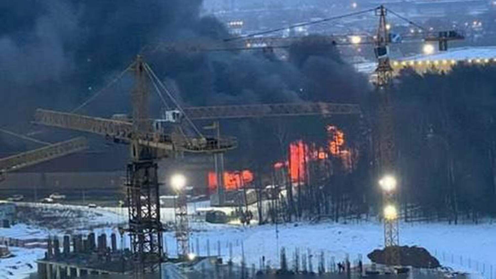 Мощный пожар охватил строительный торговый центр в Подмосковье (видео)