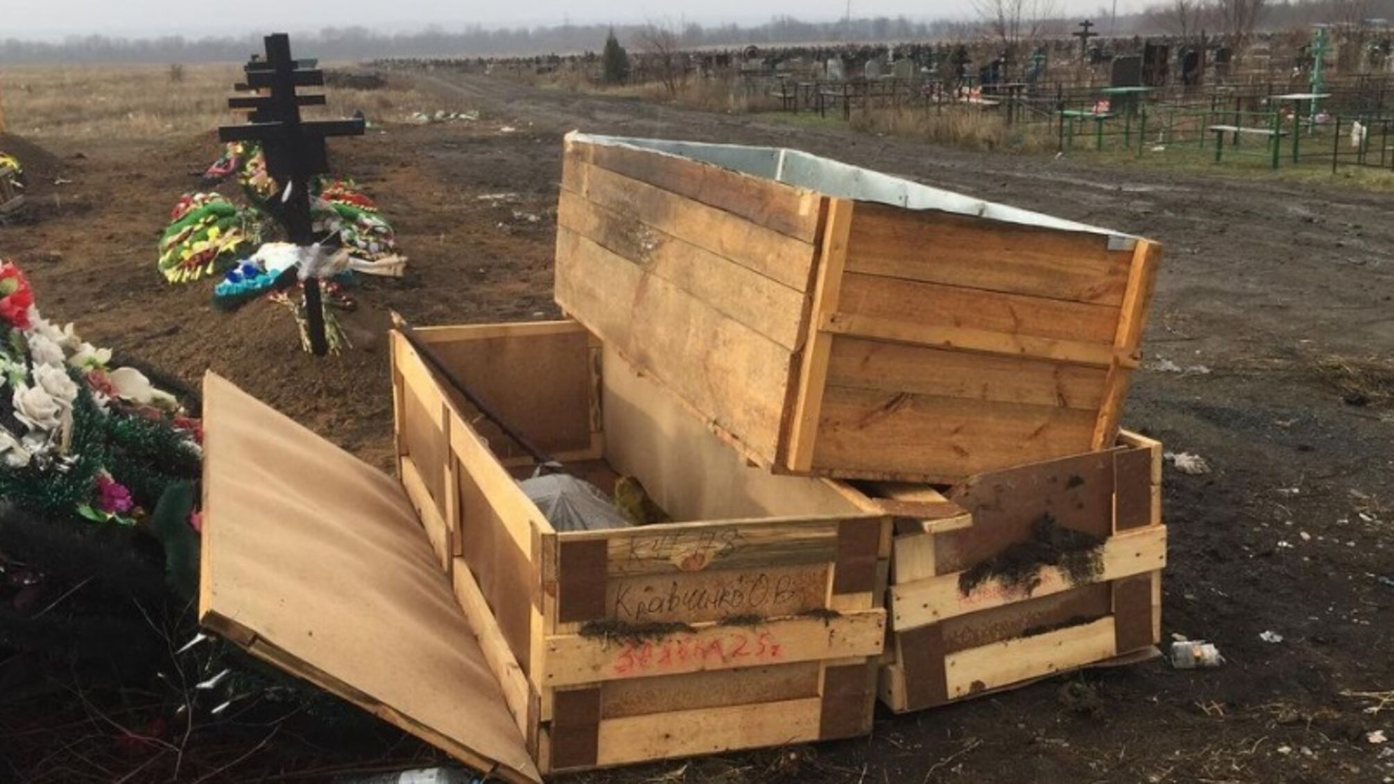 Цинкові труни ліквідованих в Україні воїнів рф викинули прямо на звалище під Ростовом