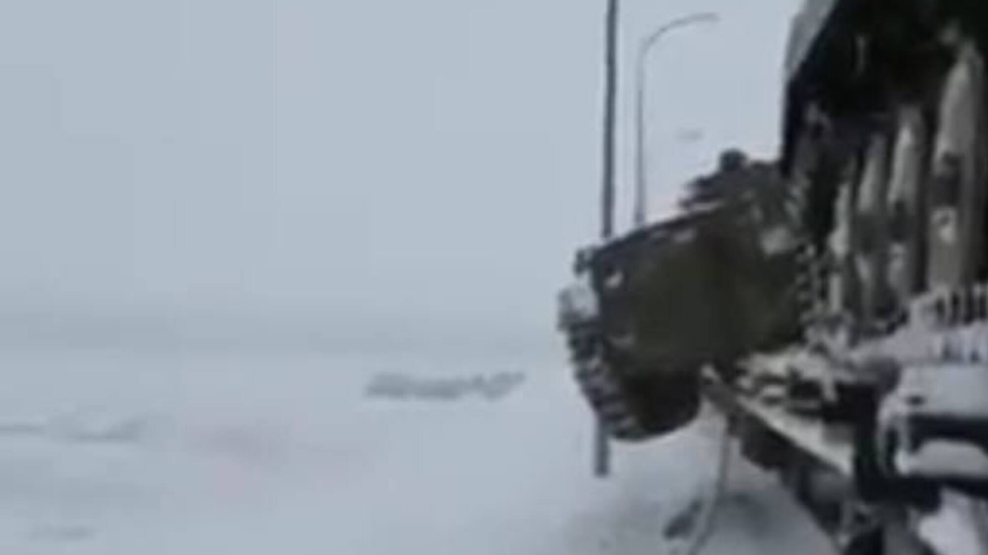 Російська військова техніка падає з вагону поїзда 