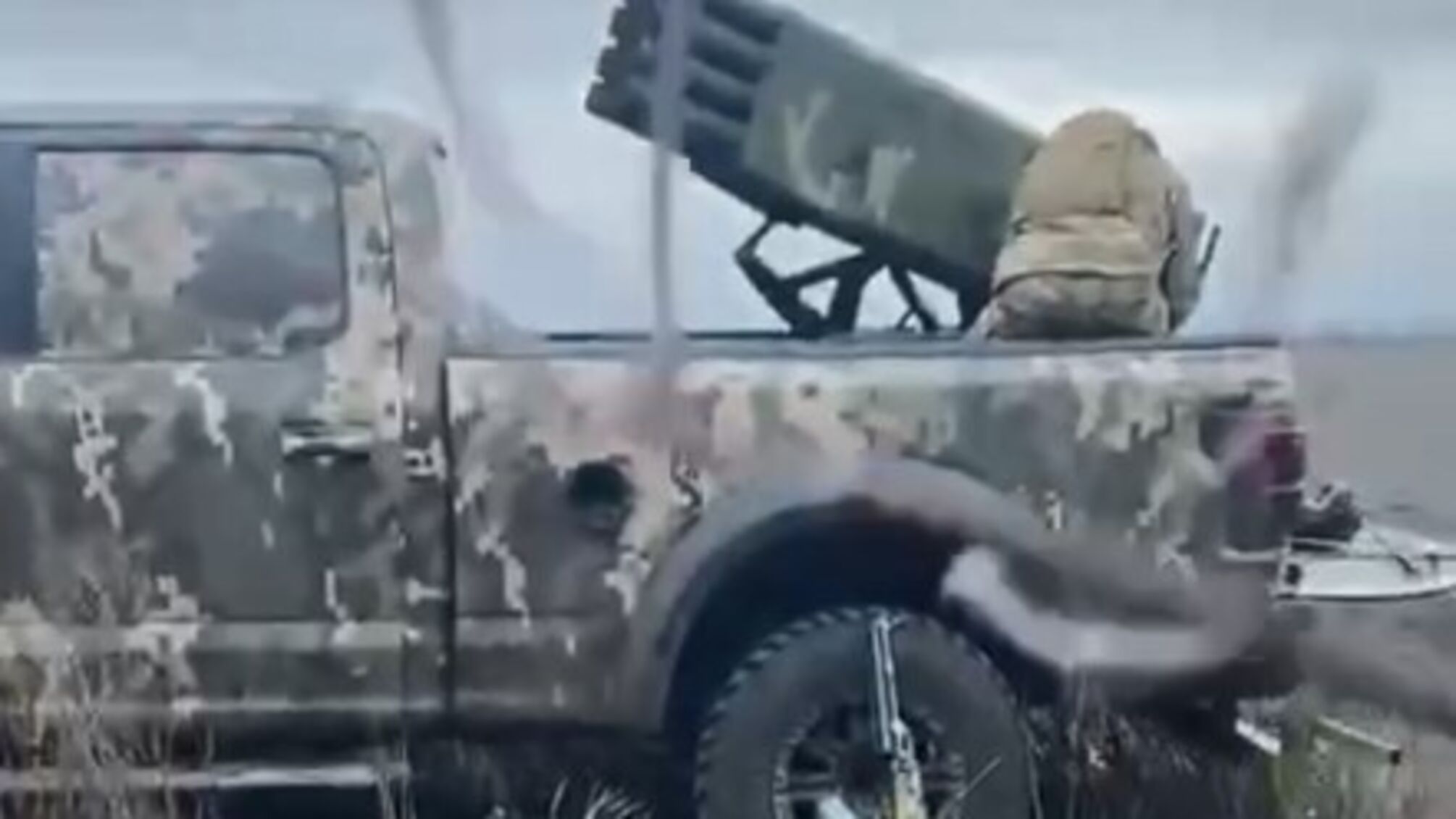 Бійці ЗСУ показали, як працює 'бандеромобіль' калібру 80 мм (відео)