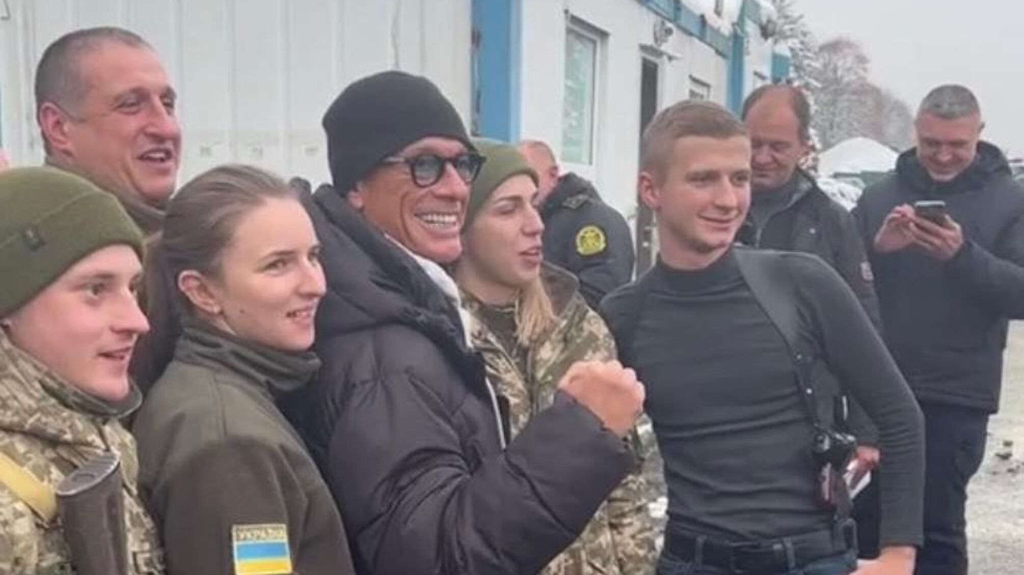Жан-Клод Ван Дамм в Украине, его заметили в окружении украинских военных (видео)
