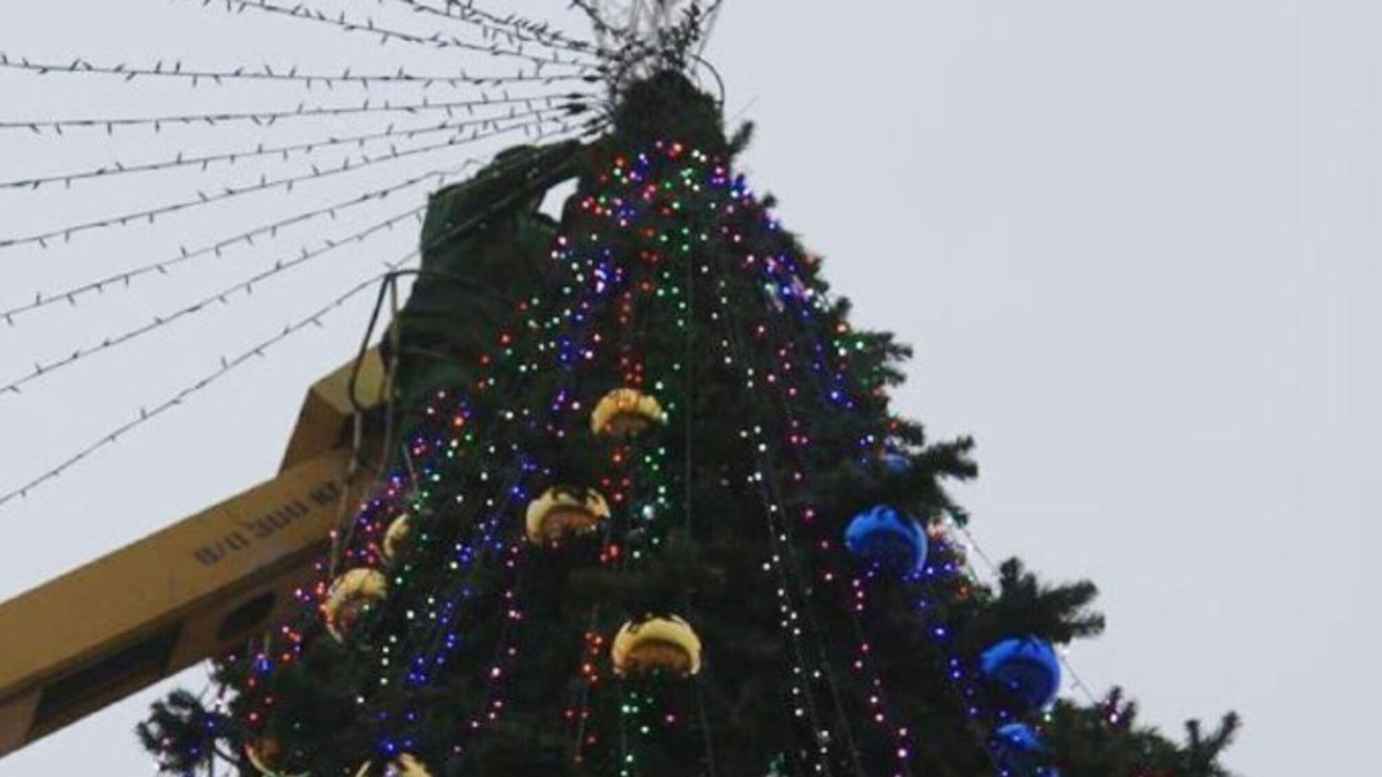 Диверсия в Крыму: в Керчи поставили елку с желтыми и синими игрушками (фото)