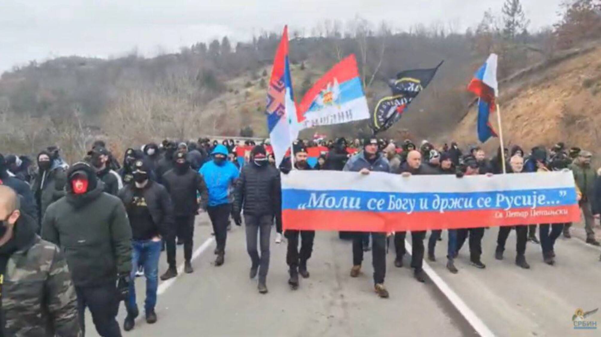 На КПП Яринье в Косово на границе с Сербией проходит митинг в поддержку сербов