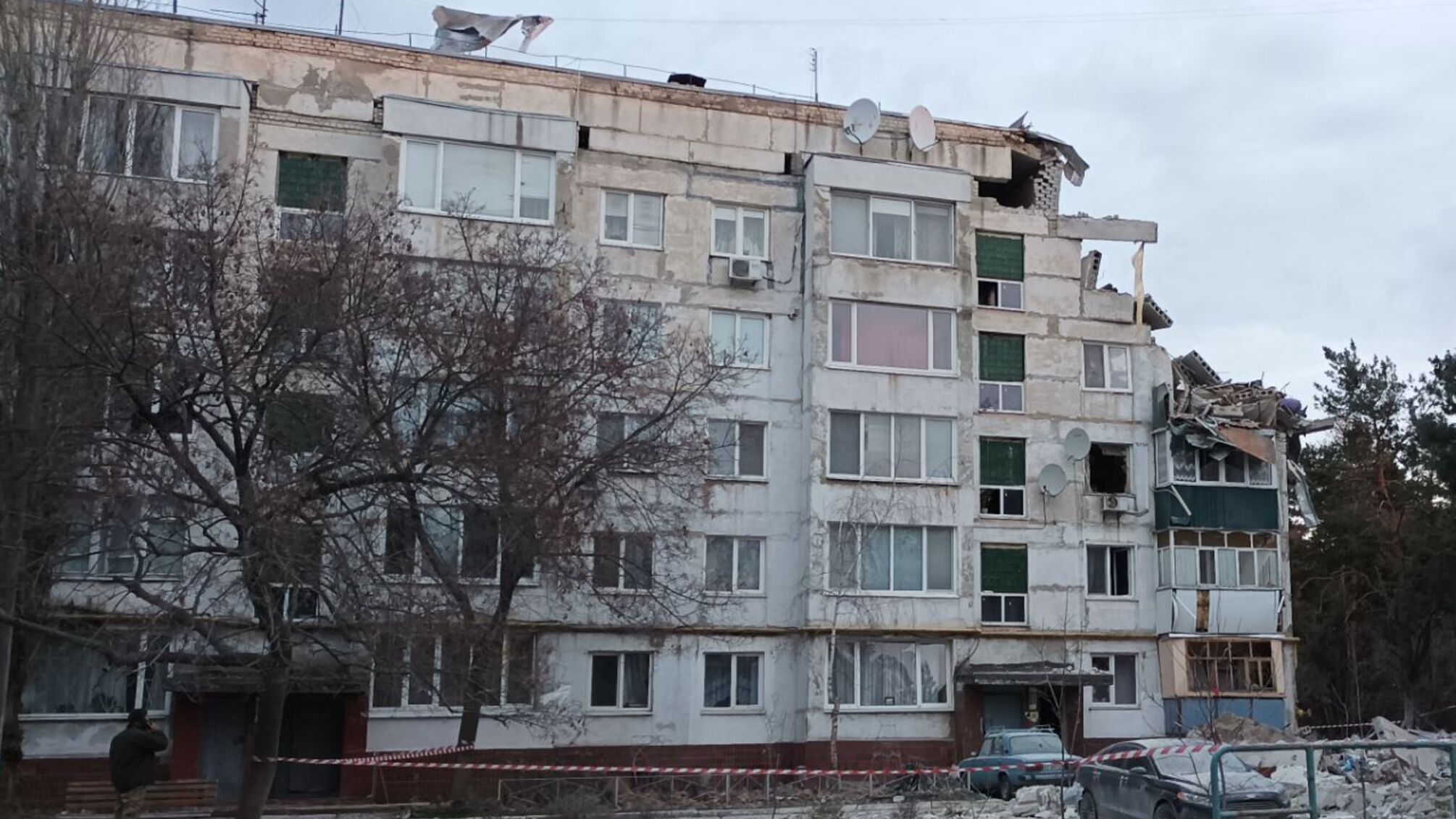 На Харківщині росіяни вдарили ракетою по житловому будинку, є постраждалі – ОВА