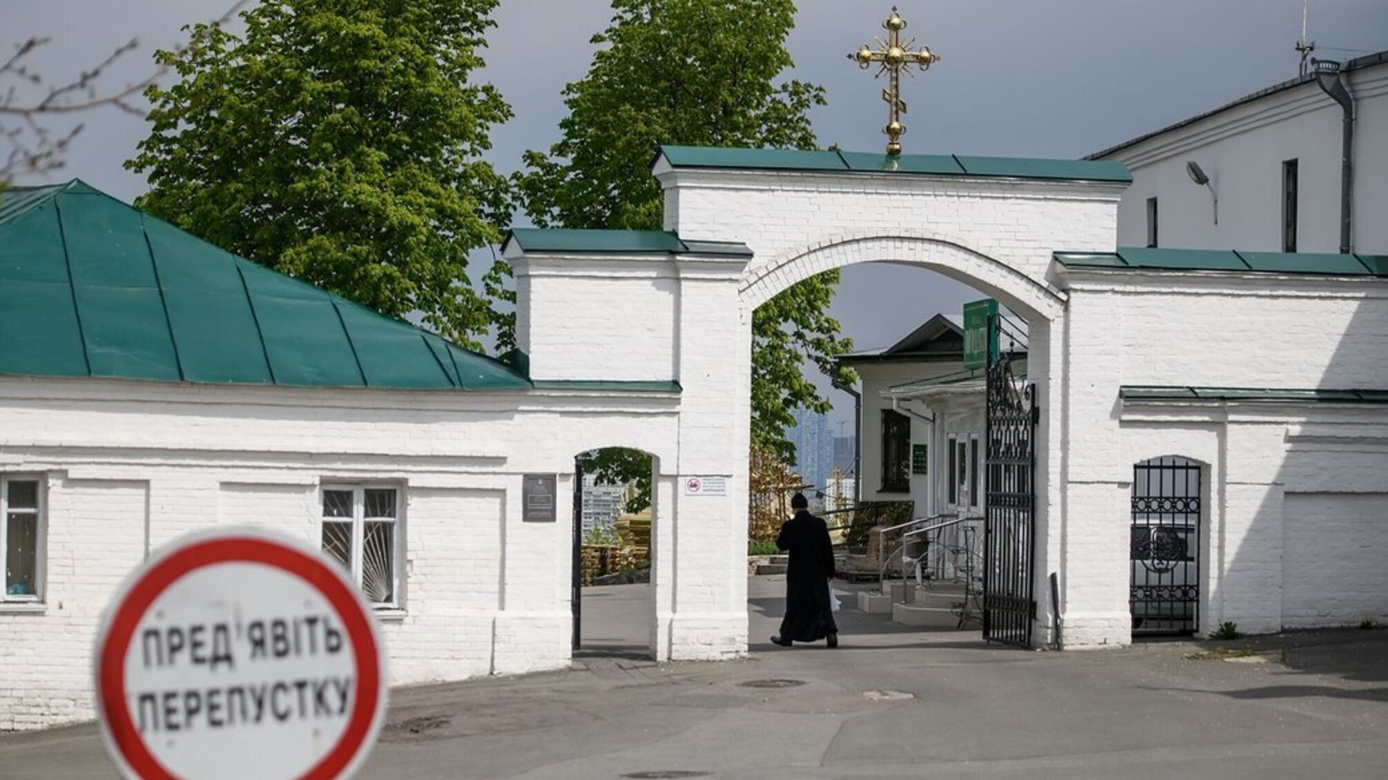 Очередные стычки возле Лавры: представители Московского патриархата забаррикадировались в заповеднике, - СМИ (видео)